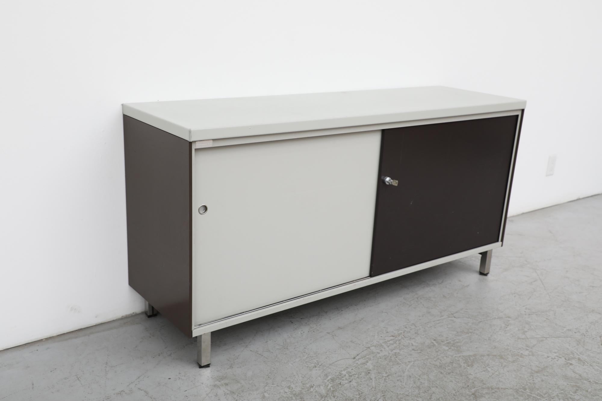 Armoire industrielle vintage Gispen noir et gris clair avec Lights chromés Bon état - En vente à Los Angeles, CA