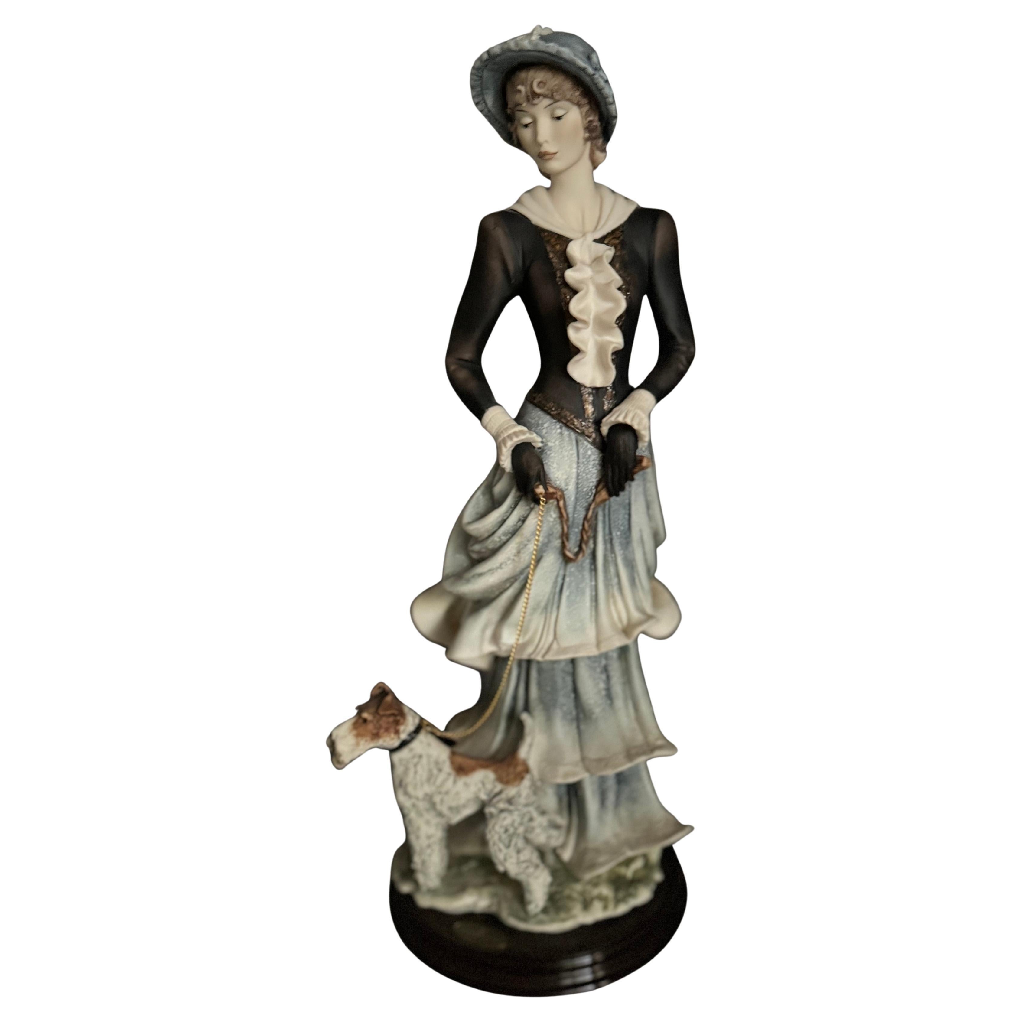 Un vero e proprio  Figurina originale di Armani di una donna con un cane, scultura molto dettagliata, che G. Armani ha realizzato per la prima volta.  è famosa per essere prodotta a Firenze.  , edizione limitata, realizzata a Firenze nel 1973,