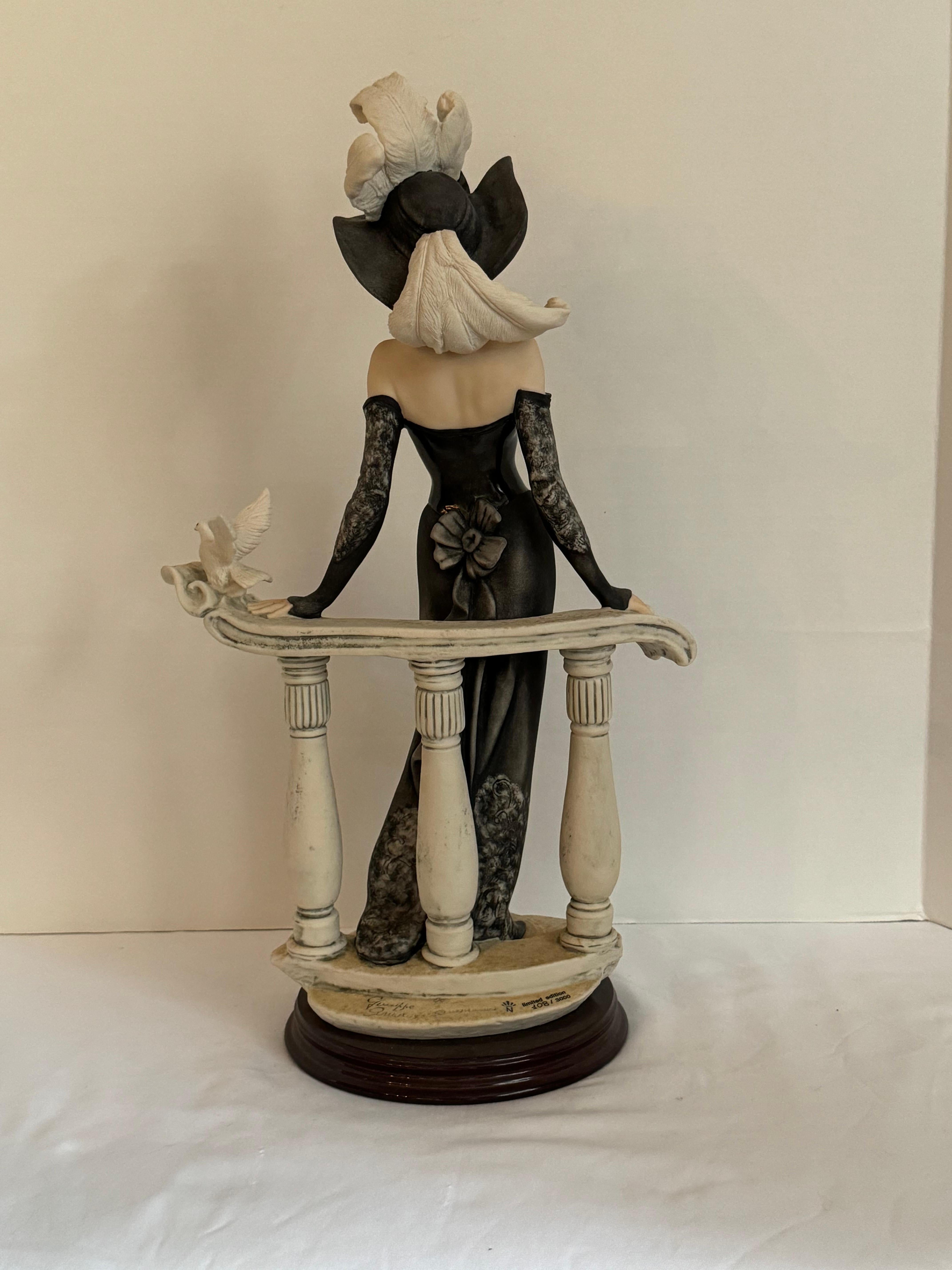 Un vero e proprio  Figurina originale Armani di una donna con colomba, corredata di certificato di autenticità. Il titolo di questo pezzo di Giuseppe Armani è Mattina di primavera. Ma l'aspetto è tutt'altro che primaverile o mattutino. Più che altro