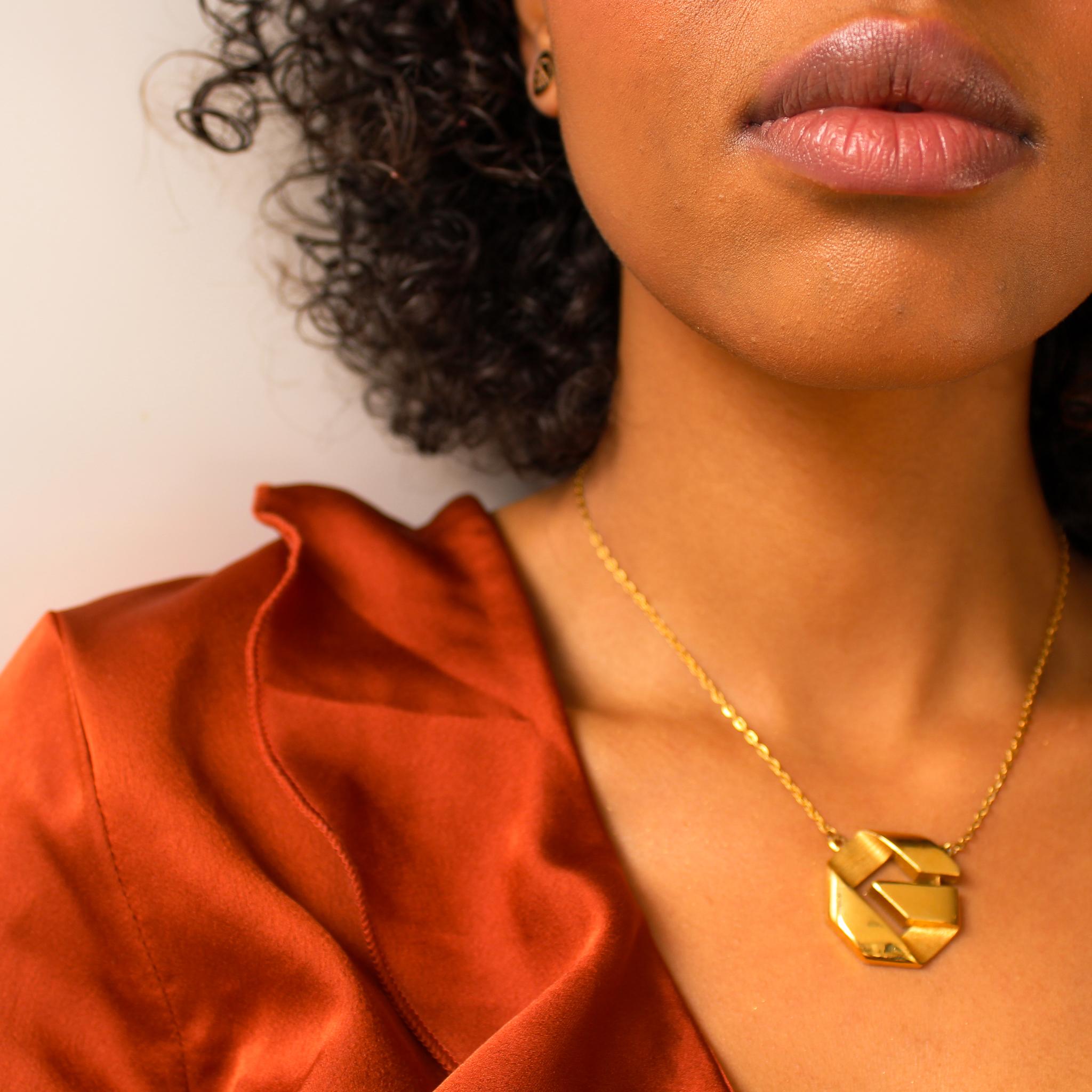 Givenchy Vintage 1970s Pendant Necklace

Super cool geometric pendant from the legendary house of Hubert de Givenchy. Made in France in 1977 from gold plated metal, featuring a G for Givenchy pendant on a fine chain. 

Size & Fit
-Length - 15
