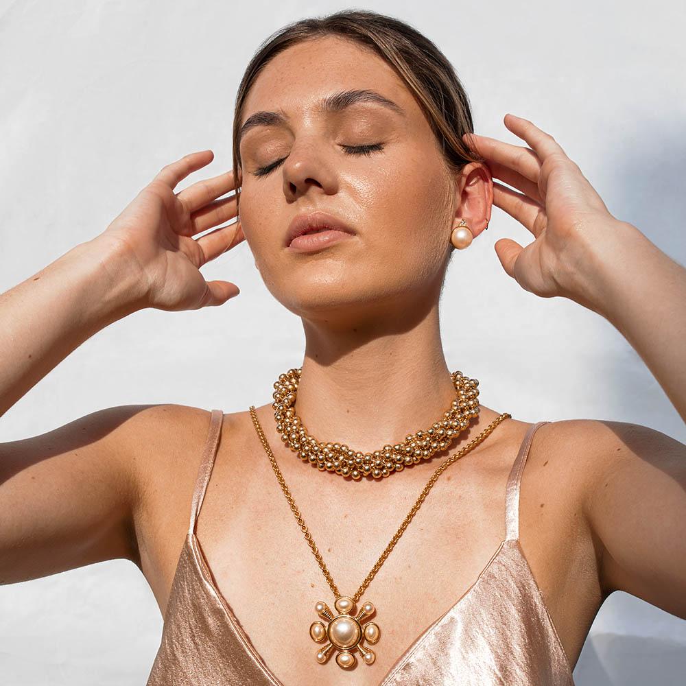 Les boules d'or ont quelque chose de particulier, surtout lorsqu'elles sont empilées et superposées. Ce fabuleux collier torsade Givenchy se compose de cinq brins de perles en métal doré, torsadés à la perfection. Fusionnant esthétique et artisanat