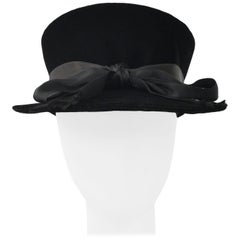 Vintage Givenchy chapeau en velours noir avec ruban en satin noir