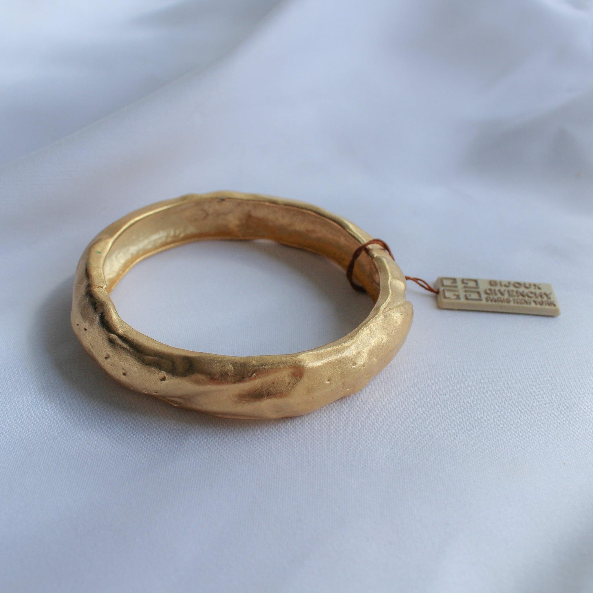 Vintage 1980s Givenchy Bracelet

Introducing a true vintage gem - an 80s gold plated textured bangle from Givenchy, unworn and in mint condition with its original tag. This stunning piece is a timeless classic, crafted with an intricately textured