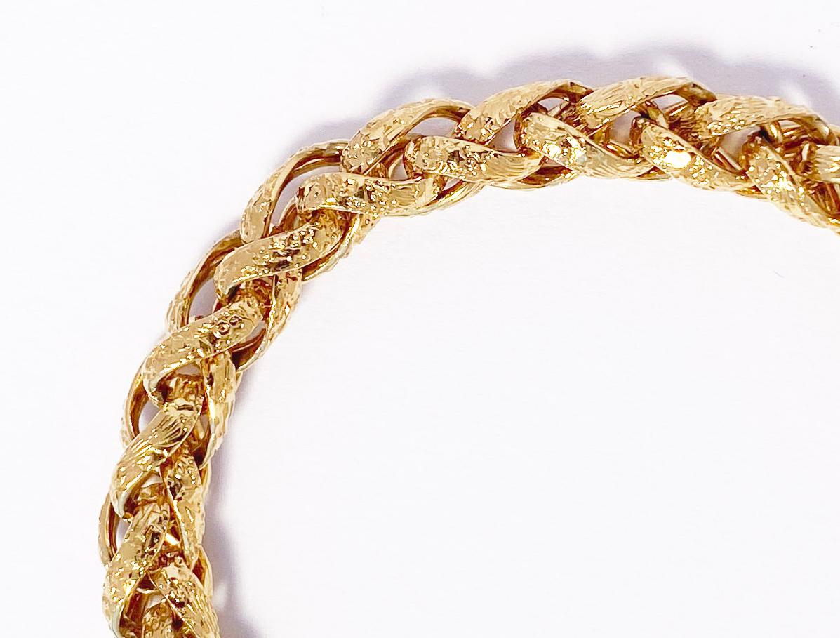 1980er Vintage Givenchy Byzantinische Gliederkette aus Goldblech.  Diese Vintage-Halskette besteht aus verschnörkelten, strukturierten Gliedern mit einem charakteristischen Givenchy-Logo-Verschluss.   Die Kette hat eine Länge von 24 Zoll, eine