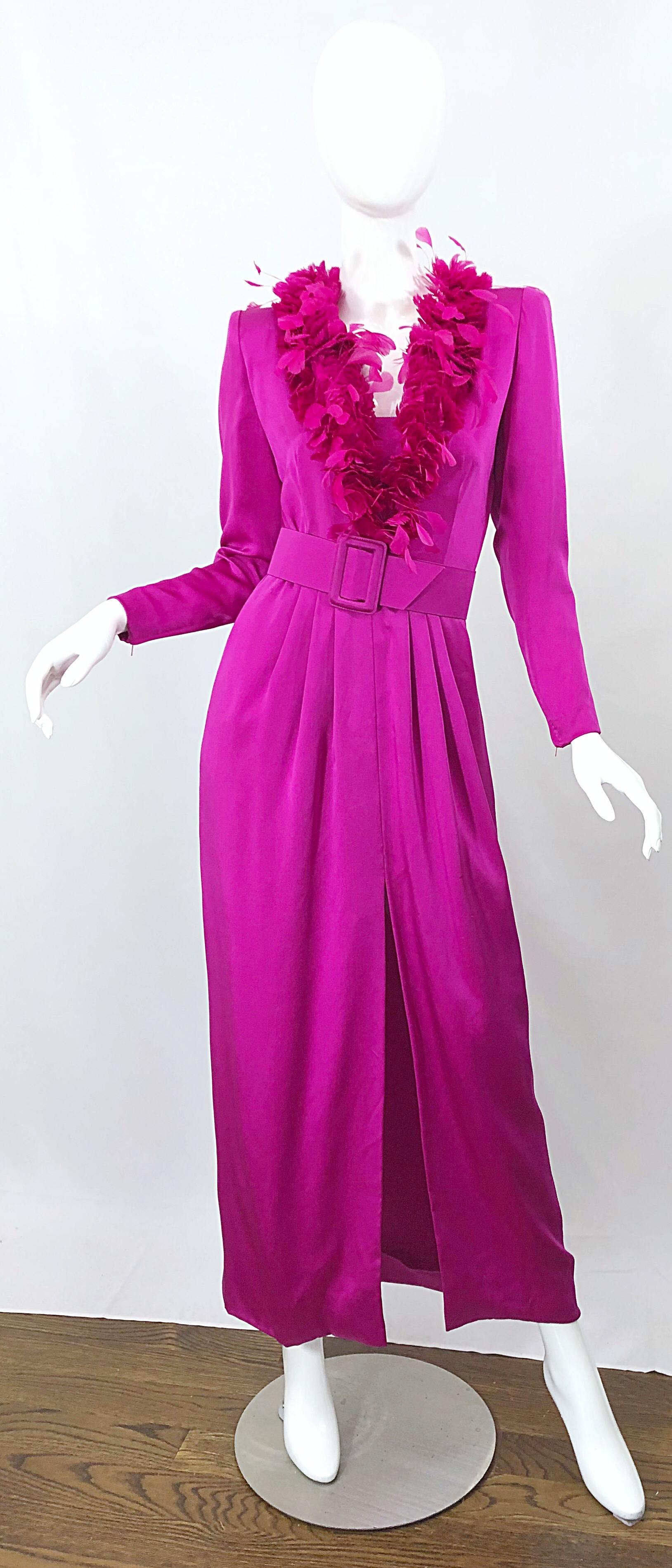 Spettacolare abito vintage dei primi anni '80 GIVENCHY Couture per Amen Wardy a maniche lunghe in seta rosa caldo con piume! Questo abito da sera ha tutto quello che si può chiedere! Centinaia di piume cucite a mano lungo la scollatura. Il busto è