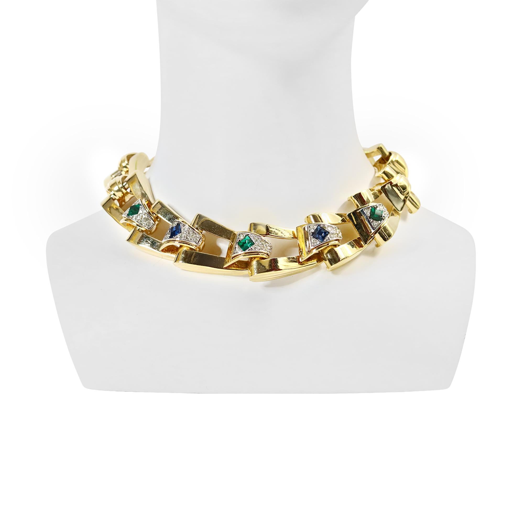 Vintage Givenchy Diamante and Gold-Tone Link Necklace, Circa 1980s. La plupart des liens sont constitués d'une pièce d'or au centre de laquelle se trouvent un diamant et un cristal bleu, vert ou rouge. Il s'agit d'un collier lourd et substantiel. Un