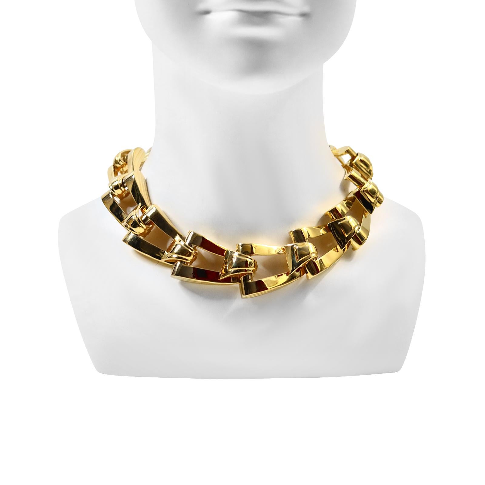 Vintage Givenchy Diamante und Gold Tone Link Halskette. Die meisten Glieder haben ein Goldstück mit Brillanten. Er ist mit einem größeren Kristall in der Mitte besetzt. Eine schwere und umfangreiche Halskette. Es gibt ein Armband vor Ort zu