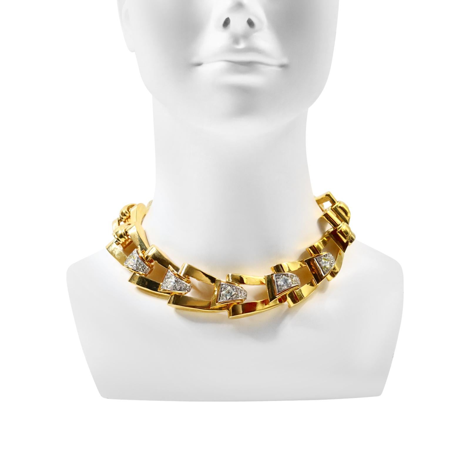Vintage Givenchy Diamante und Gold Tone Link Halskette. Die meisten Glieder haben ein Goldstück mit Brillanten. Er ist mit einem größeren Kristall in der Mitte besetzt. Eine schwere und umfangreiche Halskette. Es gibt ein Armband vor Ort zu
