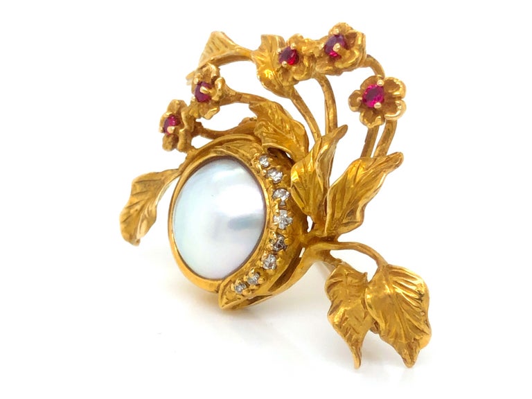 Brosche aus 14 Karat Gelbgold mit Diamanten, Rubinen und Mabe-Perlen von  Givenchy im Angebot bei 1stDibs