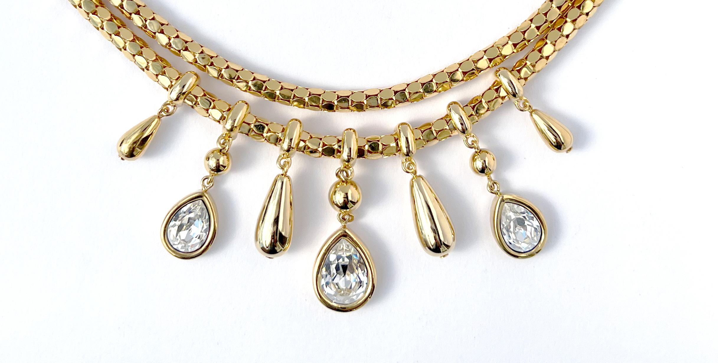 Vintage By Givenchy-Halskette aus den 1990er Jahren in Goldblech.  Diese Halskette in Choker-Länge besteht aus zwei leichten und flexiblen, hohlen, geflochtenen Schlangenketten, die sich nahtlos aneinander legen. Die untere Kette ist mit sieben