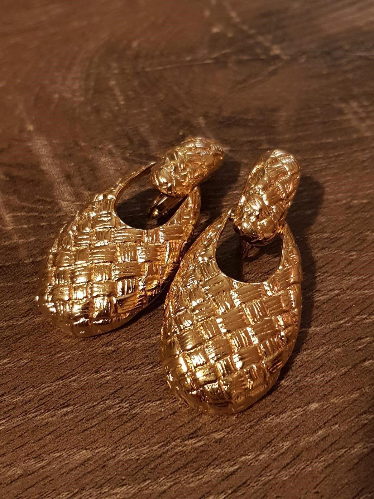 Givenchy 1980s Vintage Clip On Earrings 
Make a bold statement with these extraordinary Givenchy 1980s Vintage Clip-On Earrings. Crafted in France from high-quality quilted gold-plated metal, these stunning earrings are a testament to the enduring