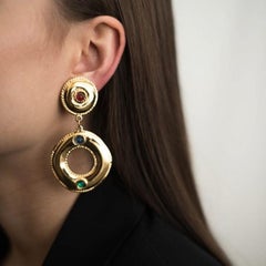 Boucles d'oreilles vintage Givenchy ornées de saphirs, d'émeraudes et de rubis, avec cabochons en or et en verre