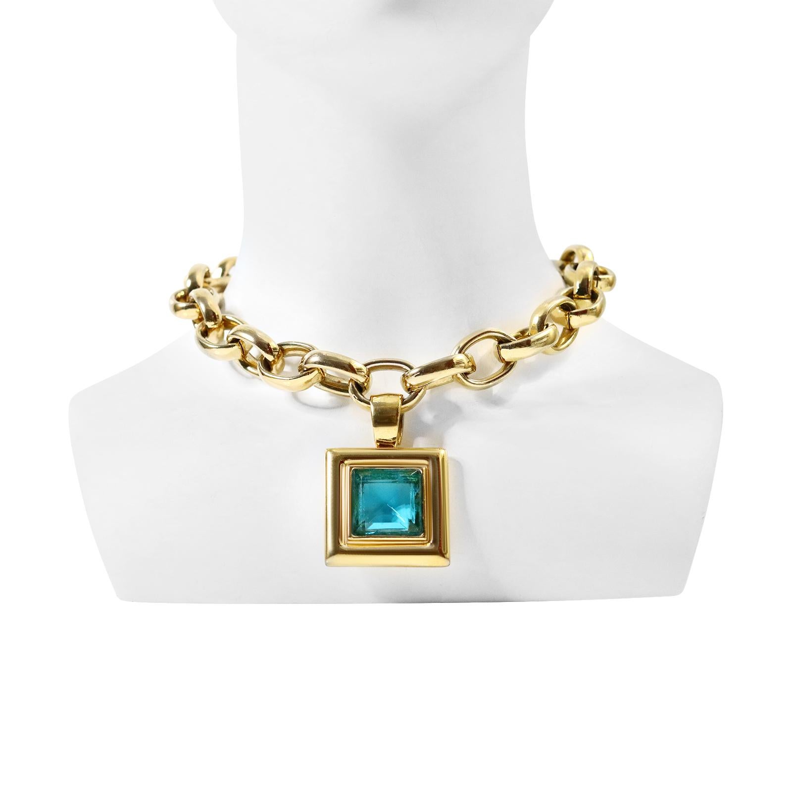 Vintage Givenchy Chaîne à maillons lourds en or avec goutte d'eau bleue. Un look classique signé Givenchy.  Une lourde pièce carrée à facettes bleues et transparentes est suspendue à de grands maillons ovales. Beaucoup d'attrait ici. 16