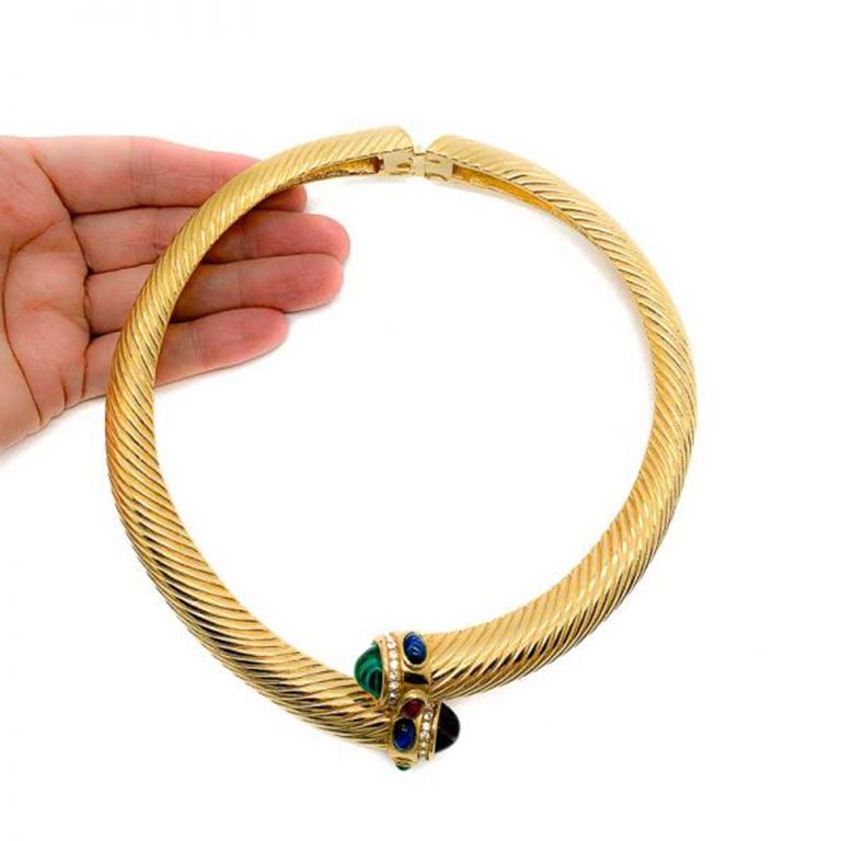 An exquisite Vintage Givenchy Torque Necklace from the 1980s. Featuring twist style high quality gold plated metal set with faux precious cabochon gems for the luxe look. In very good vintage condition, measuring approx. 37cm. Unsigned. Please note