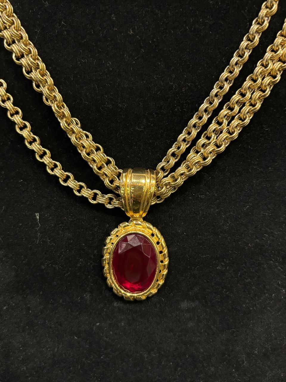 Collana Vintage Givenchy con catena a strati in oro e rubini in vendita 2