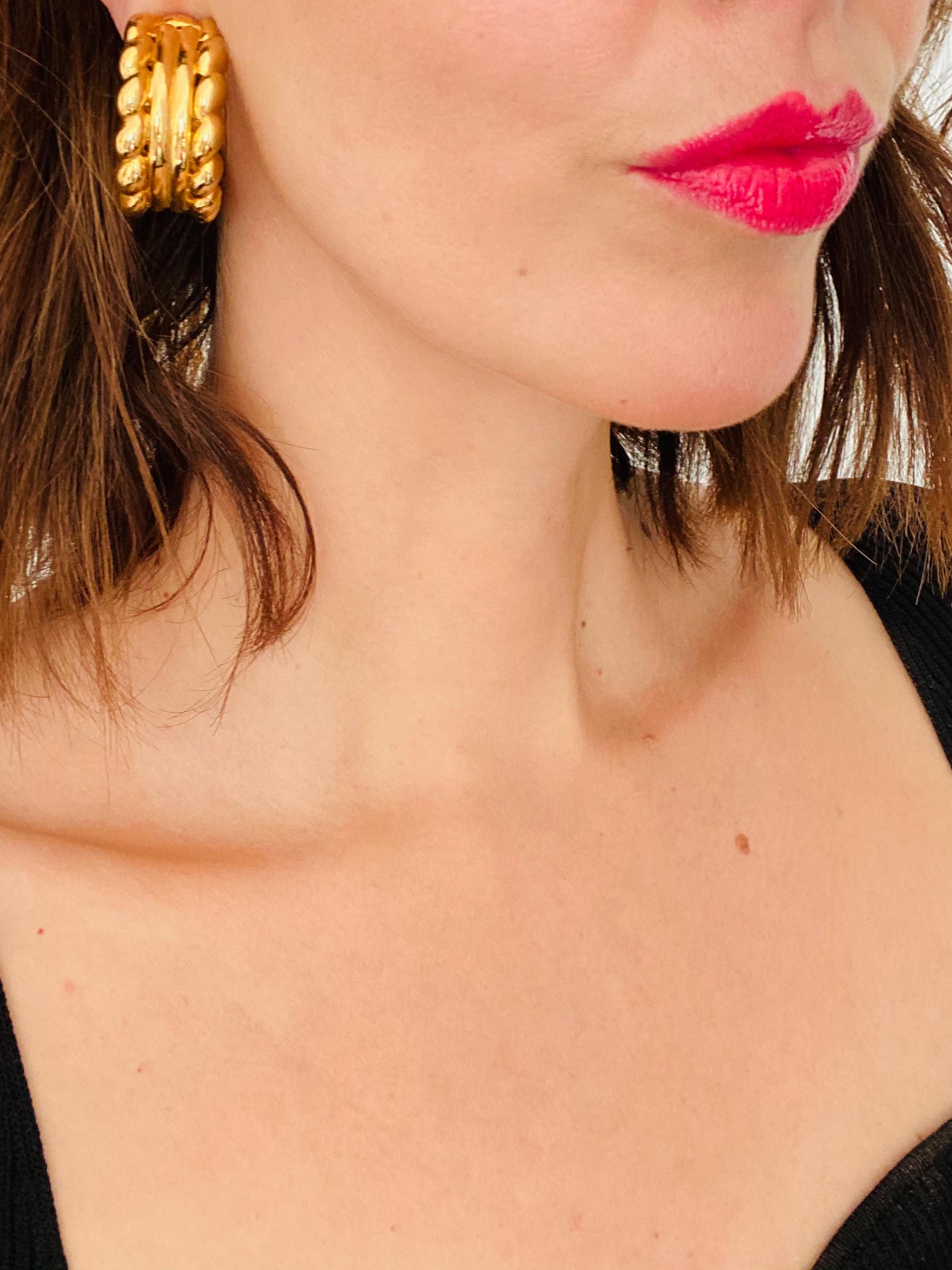 Givenchy Vintage 1980s Clip auf Ohrringe

Super coole, klobige Statement-Ring-Ohrringe aus dem Hause Givenchy. Klassisch und doch zeitgemäß 

 Einzelheiten
-Hergestellt in den 1980er Jahren
-Gearbeitet aus vergoldetem Metall
-Passendes Armband