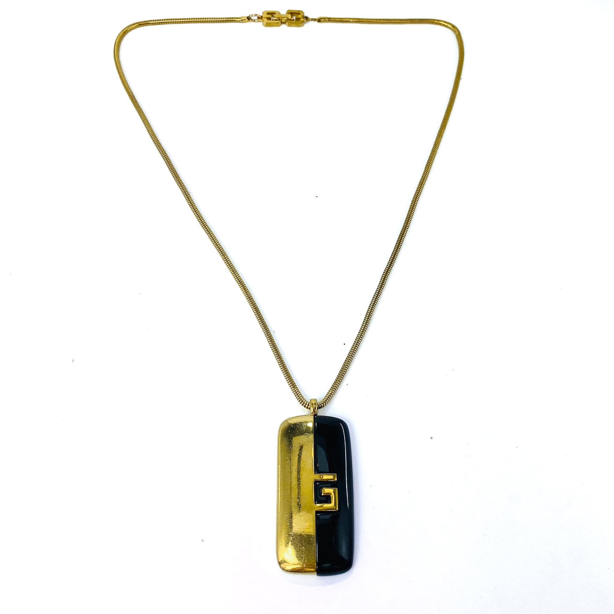 Givenchy, collier pendentif moderniste vintage en plaqué or, années 1970 Pour femmes en vente