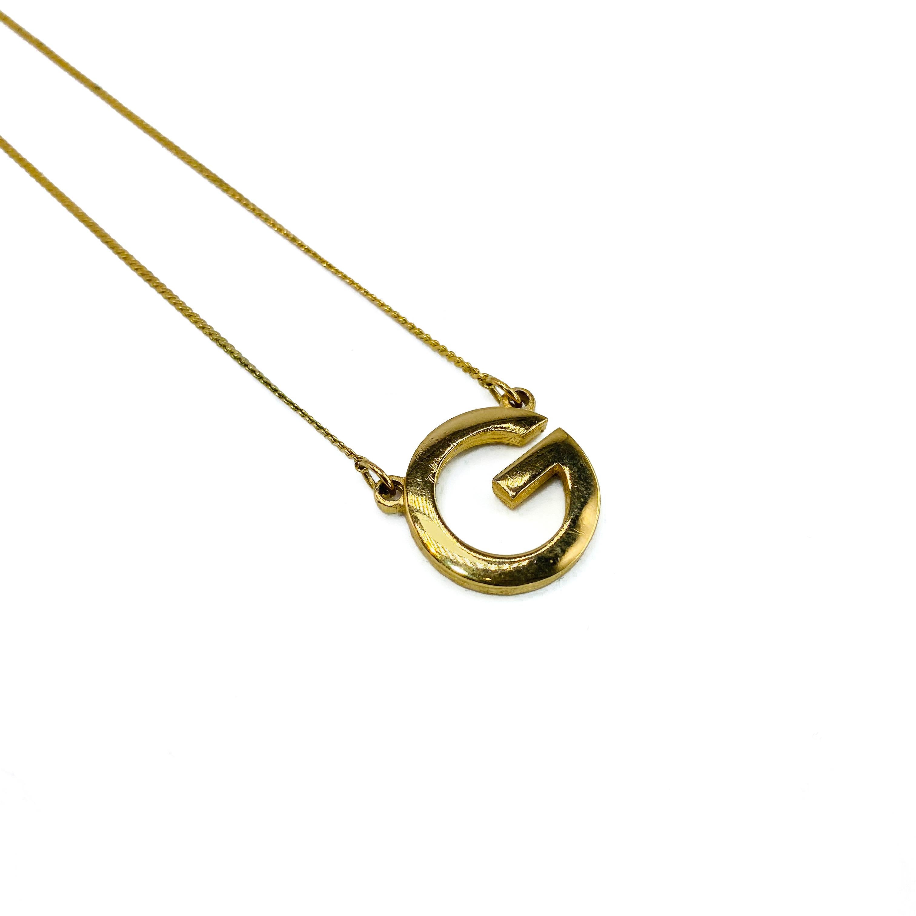 Givenchy Vintage 1980s necklace

Super cool ‘G’ for Givenchy early 80s piece that feels right for now. Layer up with chains for impact

Detail
-Made in France in the early 1980s
-Features delicate gold plated chain and 'G' for Givenchy pendant

Size