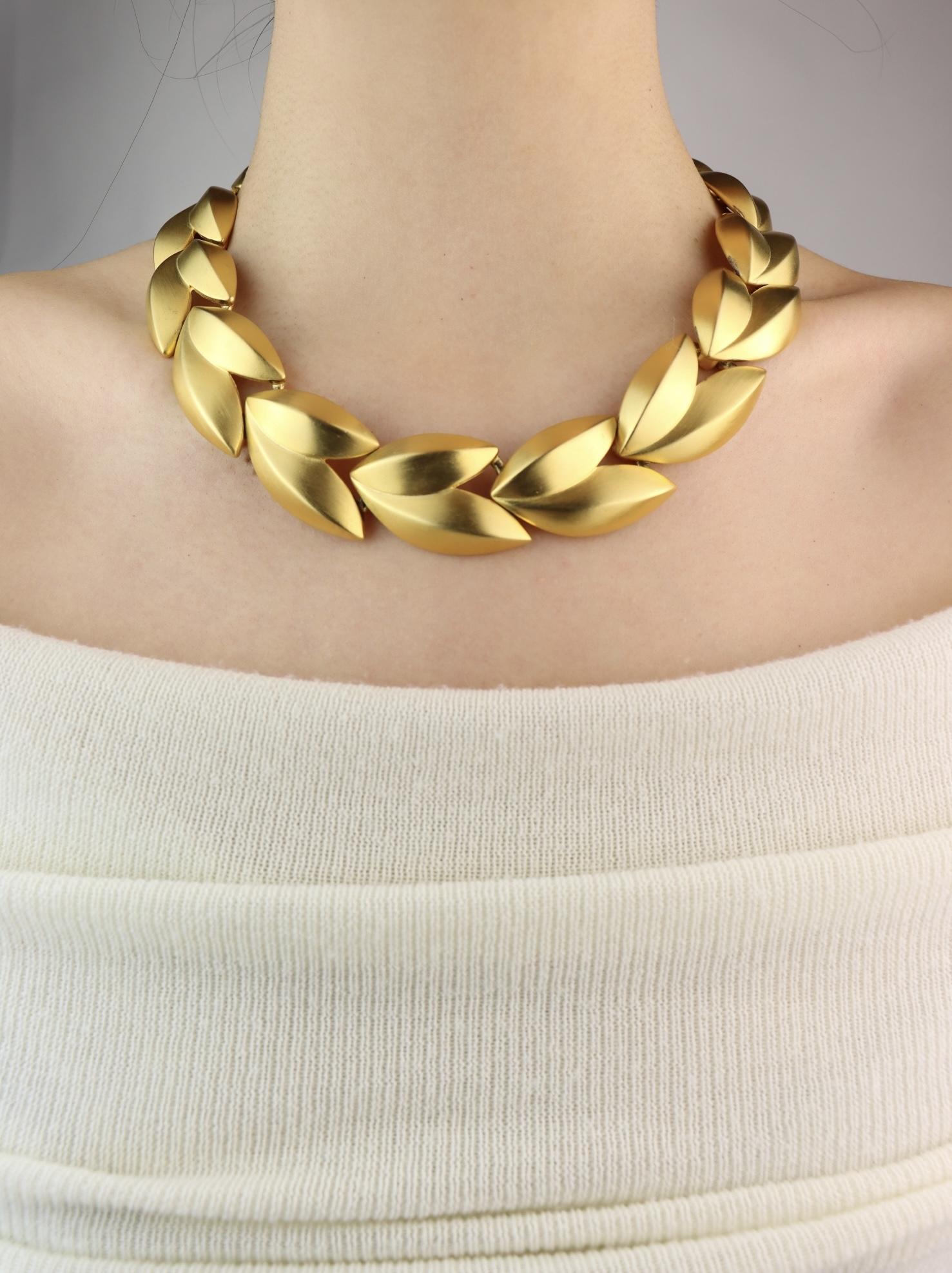 Collar Vintage Givenchy Hoja Tono Oro

Marcado:
GIVENCHY

Dimensiones aproximadas:
46 cm ( Longitud) 
2,5 cm (Ancho) 
163,7 gramos de peso.