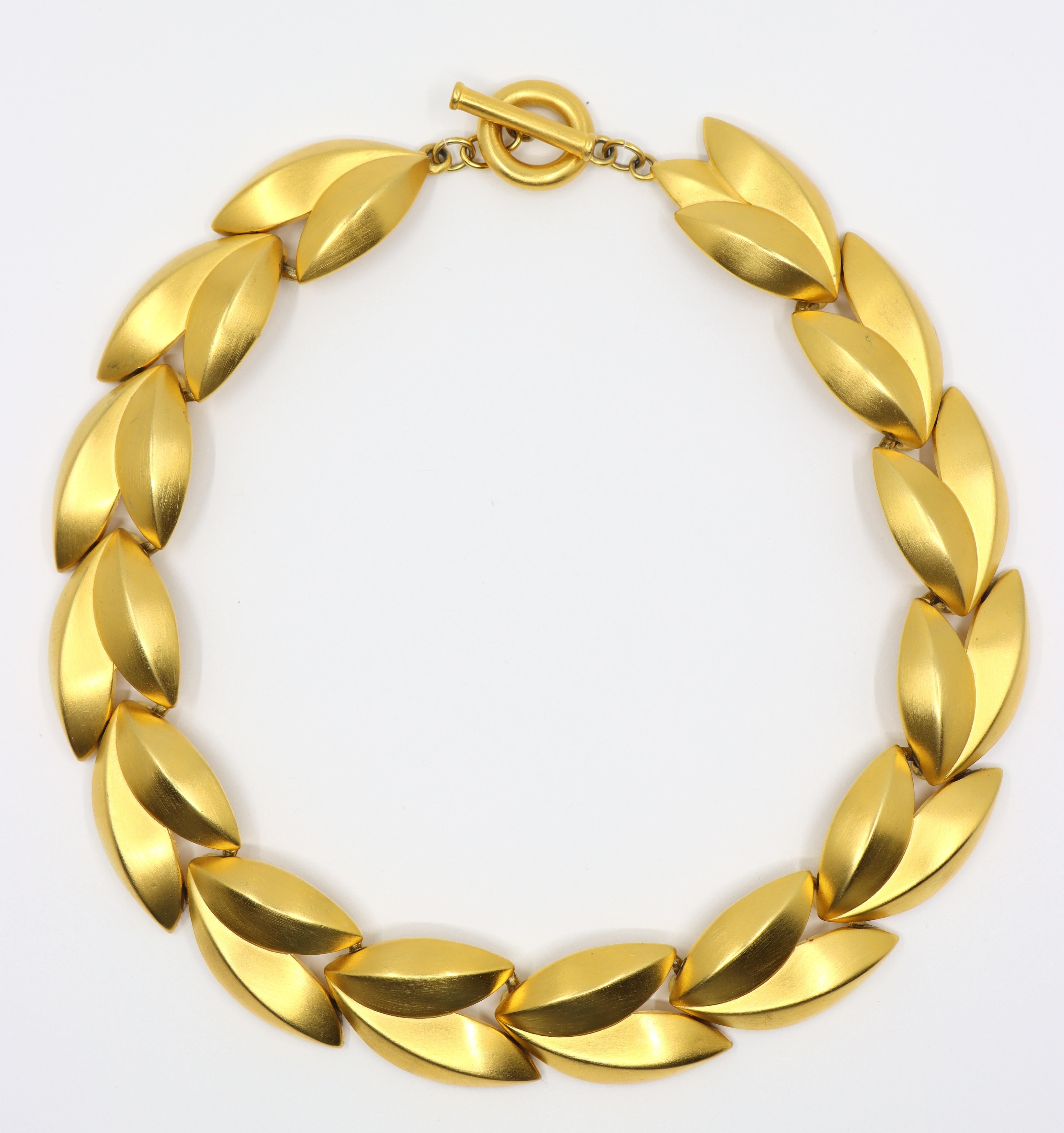 Collar Vintage Givenchy Hoja Tono Oro en Bueno Estado en Flushing, NY