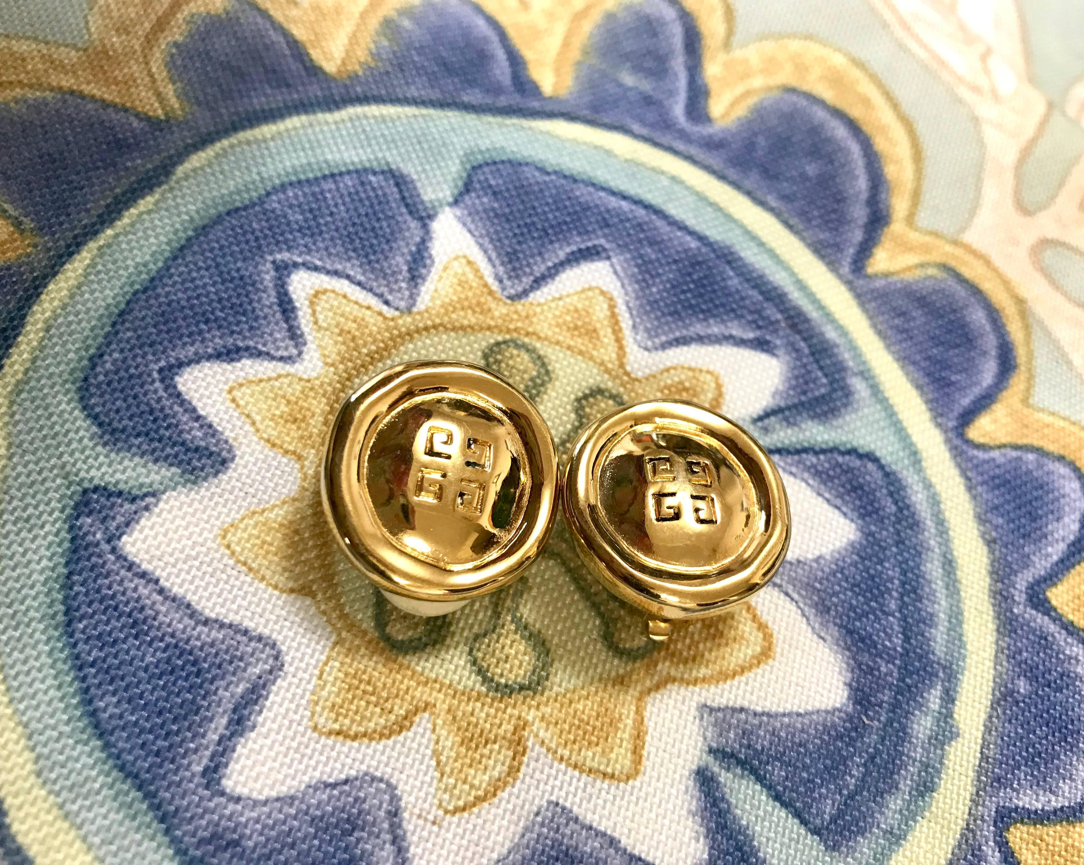 1990s. Vintage Givenchy golden round shape earrings with embossed logo mark. Classic jewelry piece.
Introducing  a vintage GIVENCHY golden round earrings with enbossed logo mark.

Classic and beautiful jewelry piece from GIVENCHY back in the 90's.