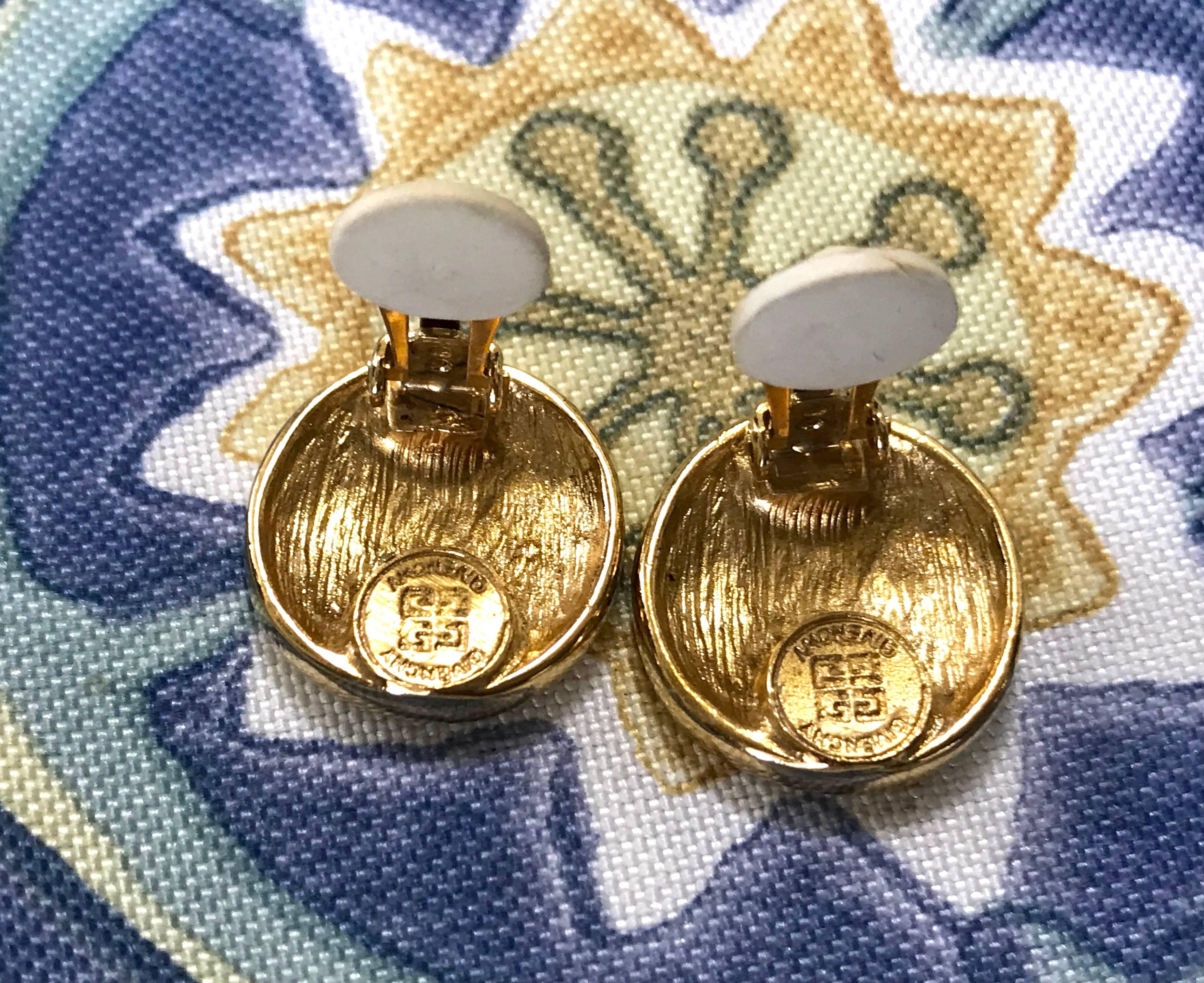 Givenchy Vintage golden round shape earrings with embossed logo mark  In Good Condition For Sale In Kashiwa, Chiba