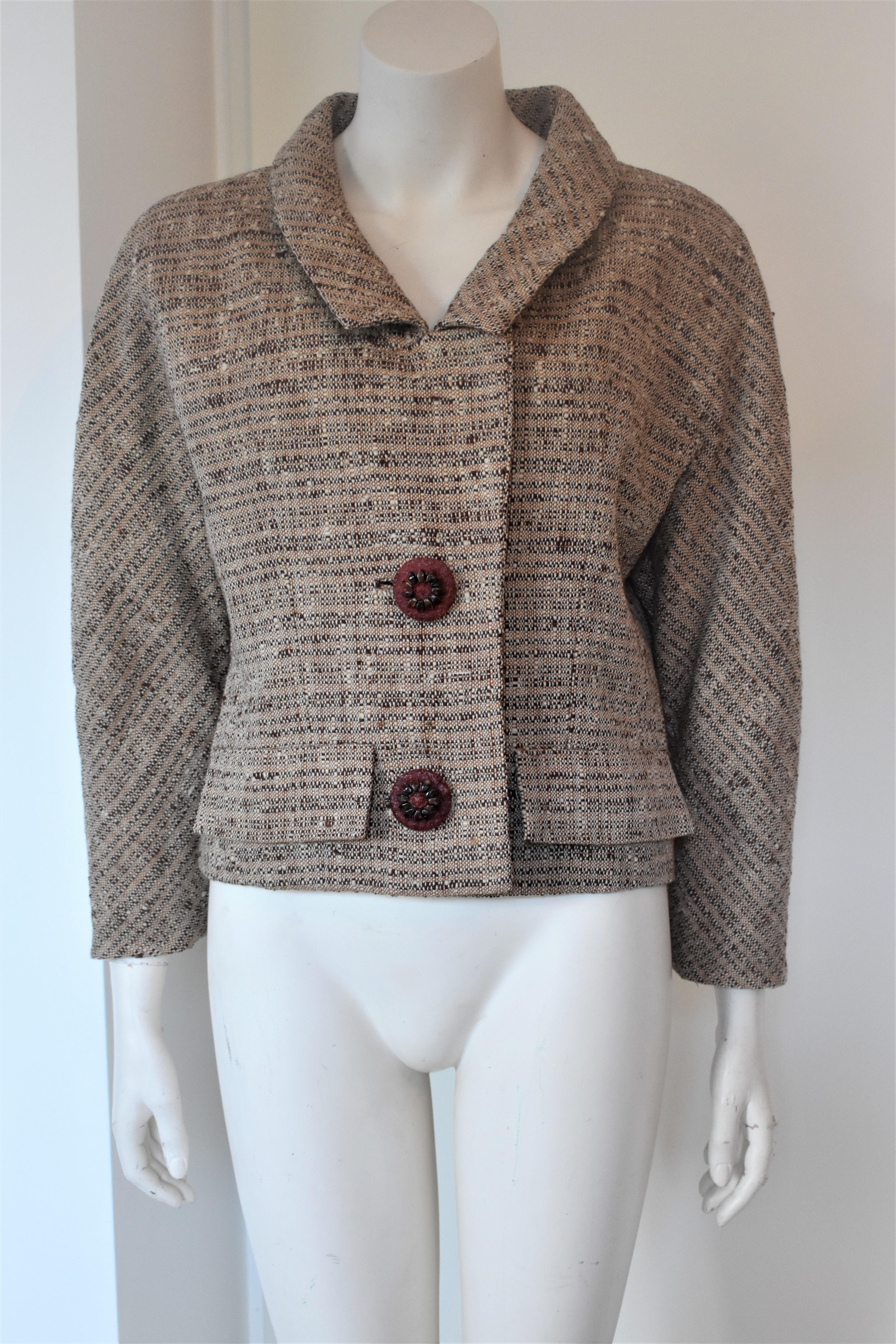 Diese Tweedjacke ist sehr alt und extrem selten. Es handelt sich um eine authentische Givenchy Haute Couture aus der Zeit um 1958. Ähnliche Jacken wurden von den berühmten Stilikonen Audrey Hepburn und Jackie Kennedy getragen und verehrt. Es ist in