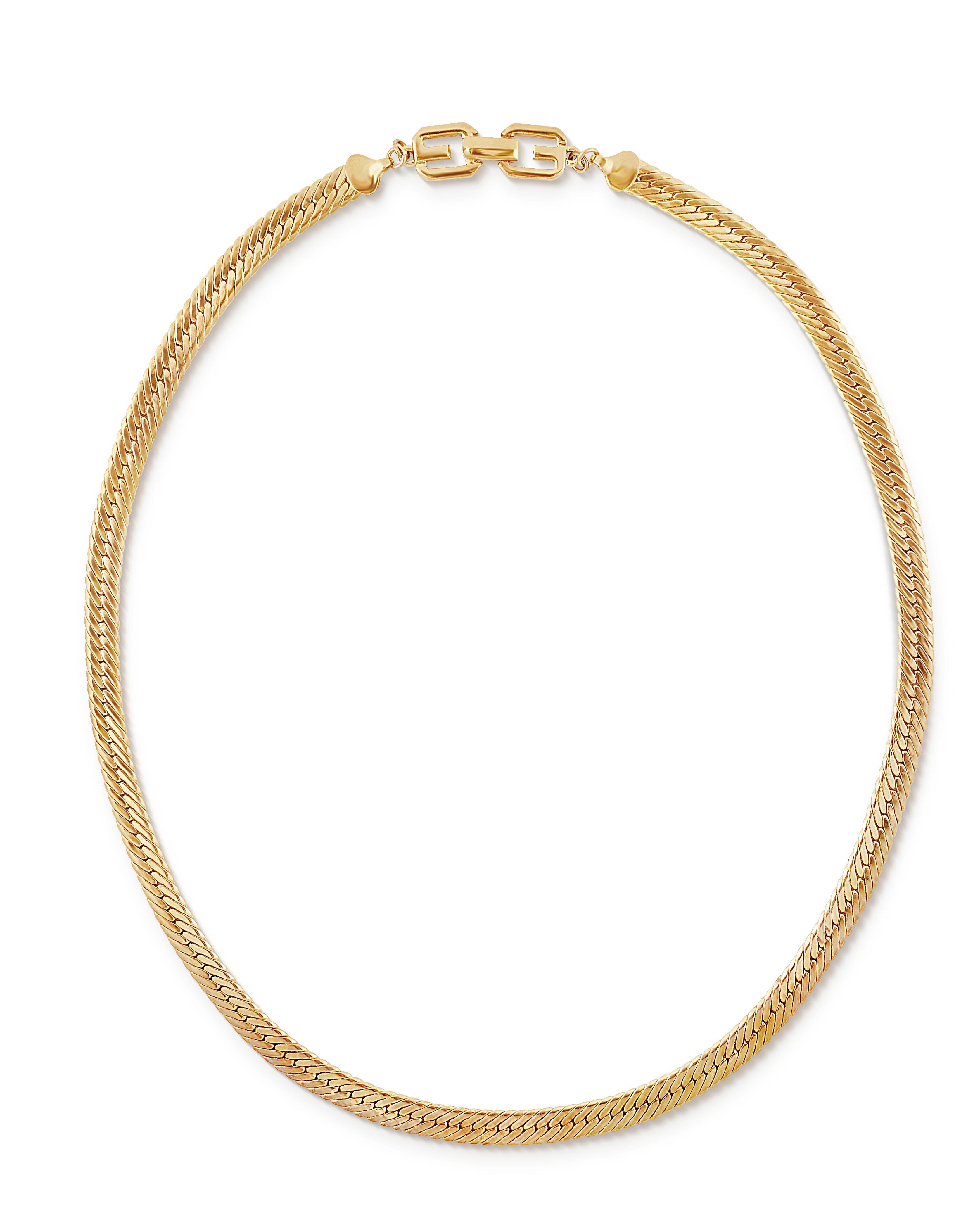Vintage 1980er Givenchy Fischgrätenkette aus Goldblech.  Diese lange Heritage-Halskette besteht aus einer flachen, breiten Fischgrätenkette mit einem markanten Doppel-G-Logo-Verschluss.  Länge 26 Inch, Breite etwas mehr als 1/4 Inch mit Faltschließe