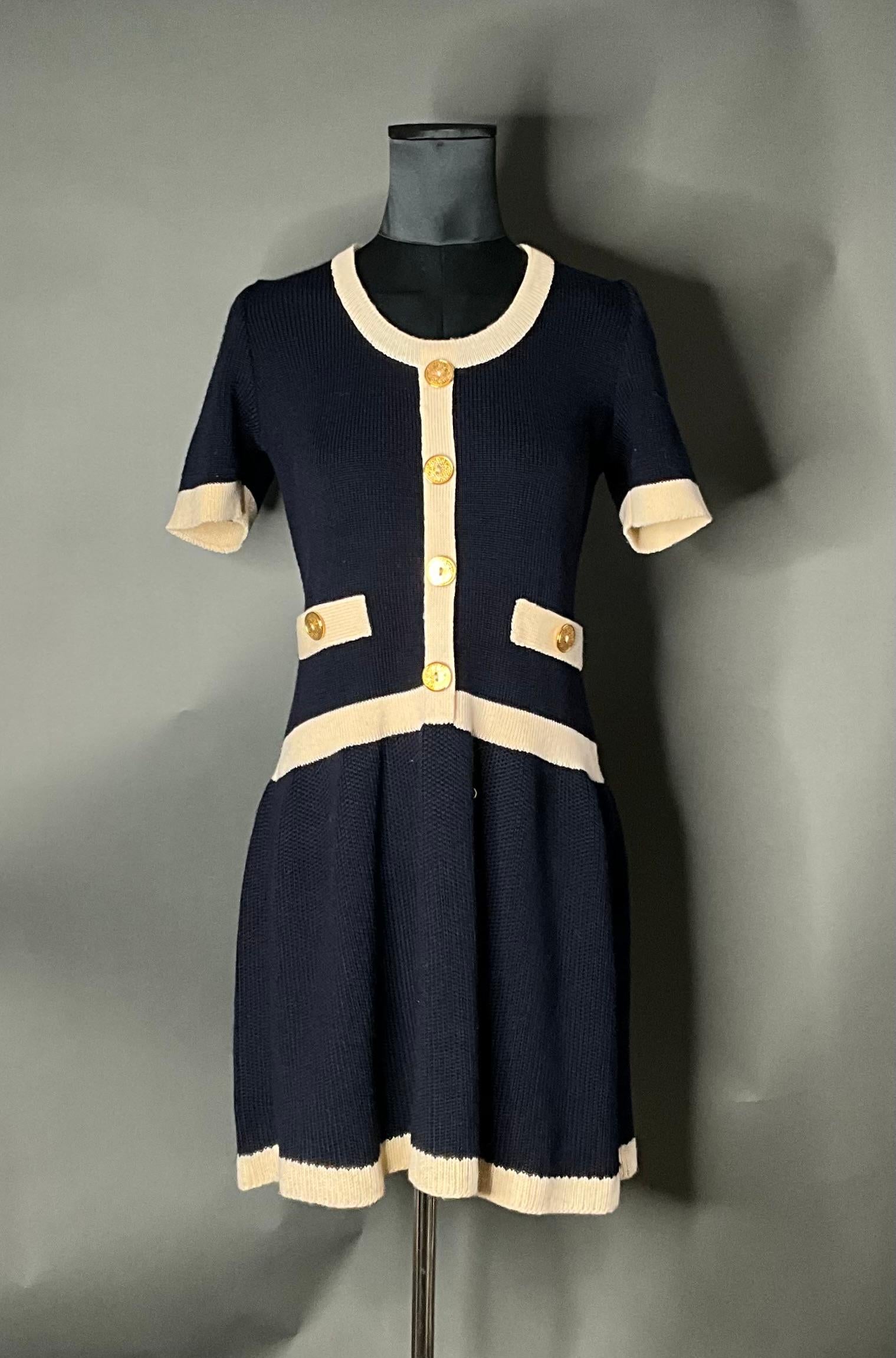 Un Vestido de Punto de Lana Givenchy Vintage es una pieza atemporal y sofisticada que refleja la elegancia y el lujo asociados a la renombrada casa de moda francesa Givenchy. Diseñado con colores clásicos y una silueta favorecedora, este vestido es