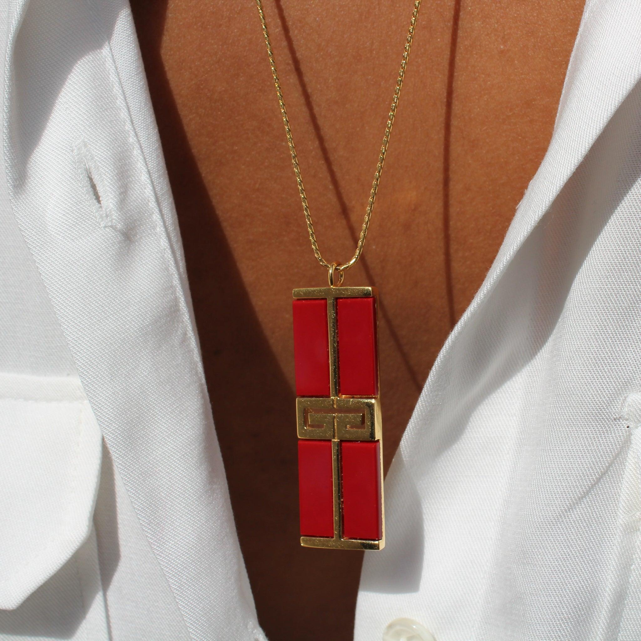 Givenchy Vintage Necklace 1979 

Super cool pendant necklace from the iconic Hubert de Givenchy. Made in France in 1979, this incredible necklace has a gold plated fine chain with a rectangular red enamel pendant featuring the iconic double G