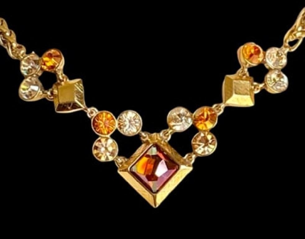 Palm tree mesh necklace Around a pendant with a large square amber aurora borealis rhinestone.


I am a partner with French experts group , recognized by the PayPal buyer’s protection and by the Ministry of Research in France.)

I can provide a