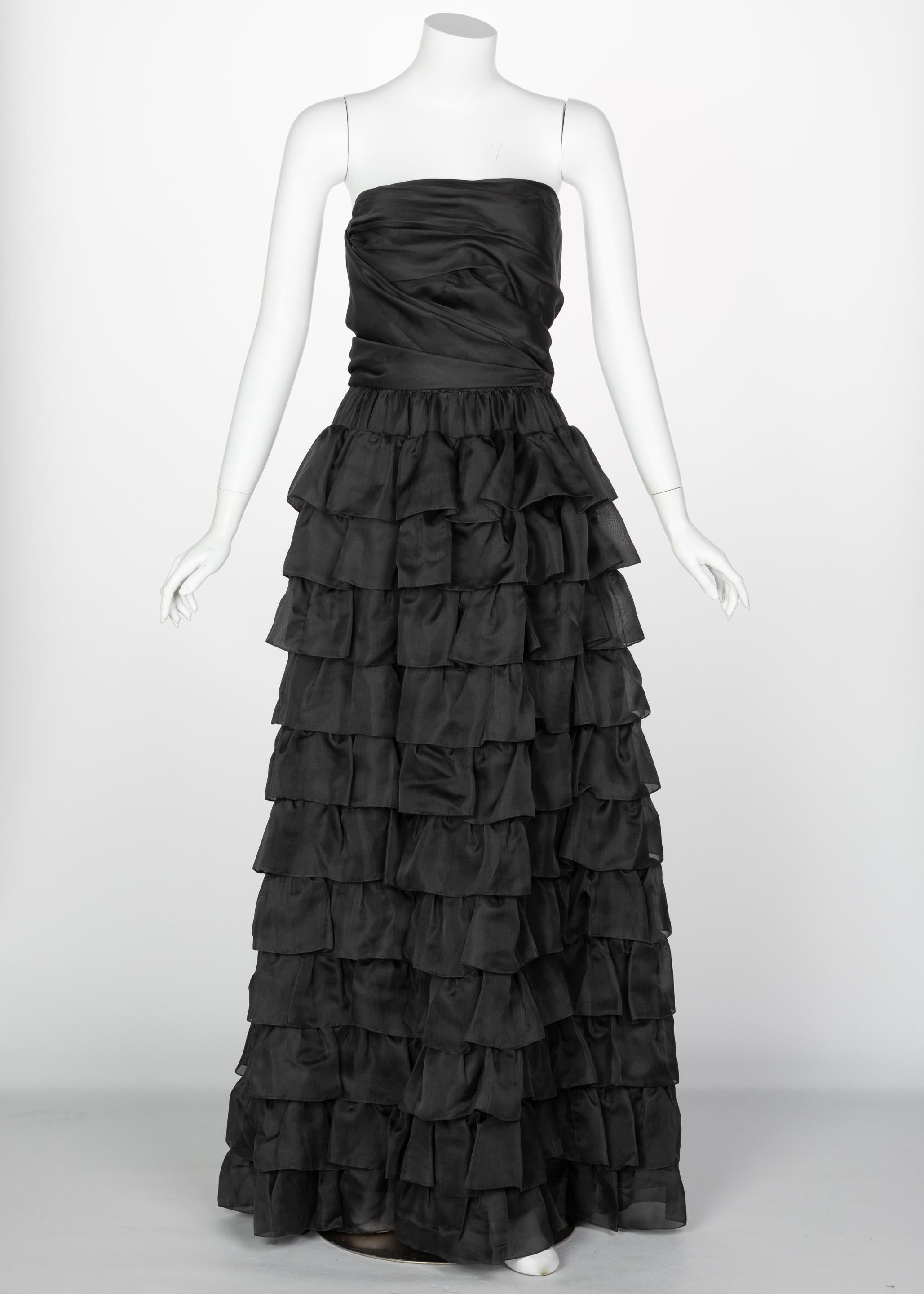 Fondée en 1952, la maison Givenchy s'est imposée comme l'une des maisons de couture par excellence, associée à l'art dramatique et à l'opulence de la haute couture. En plus d'être le créateur préféré de l'icône Audrey Hepburn, Hubert de Givenchy est