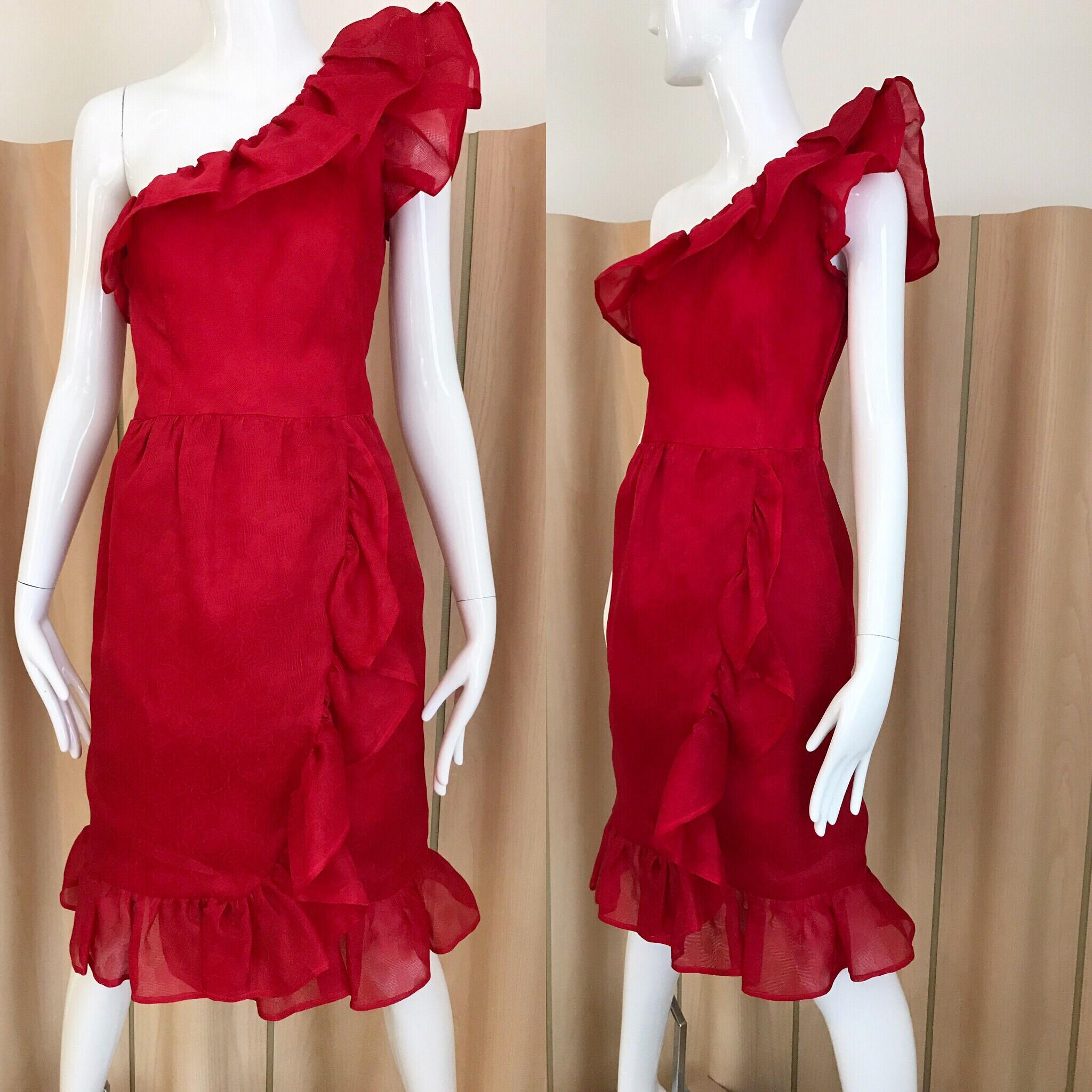 Vintage By  Rotes Givenchy-Cocktailkleid aus Seide mit einer Schulter und Rüschen im Zustand „Gut“ im Angebot in Beverly Hills, CA