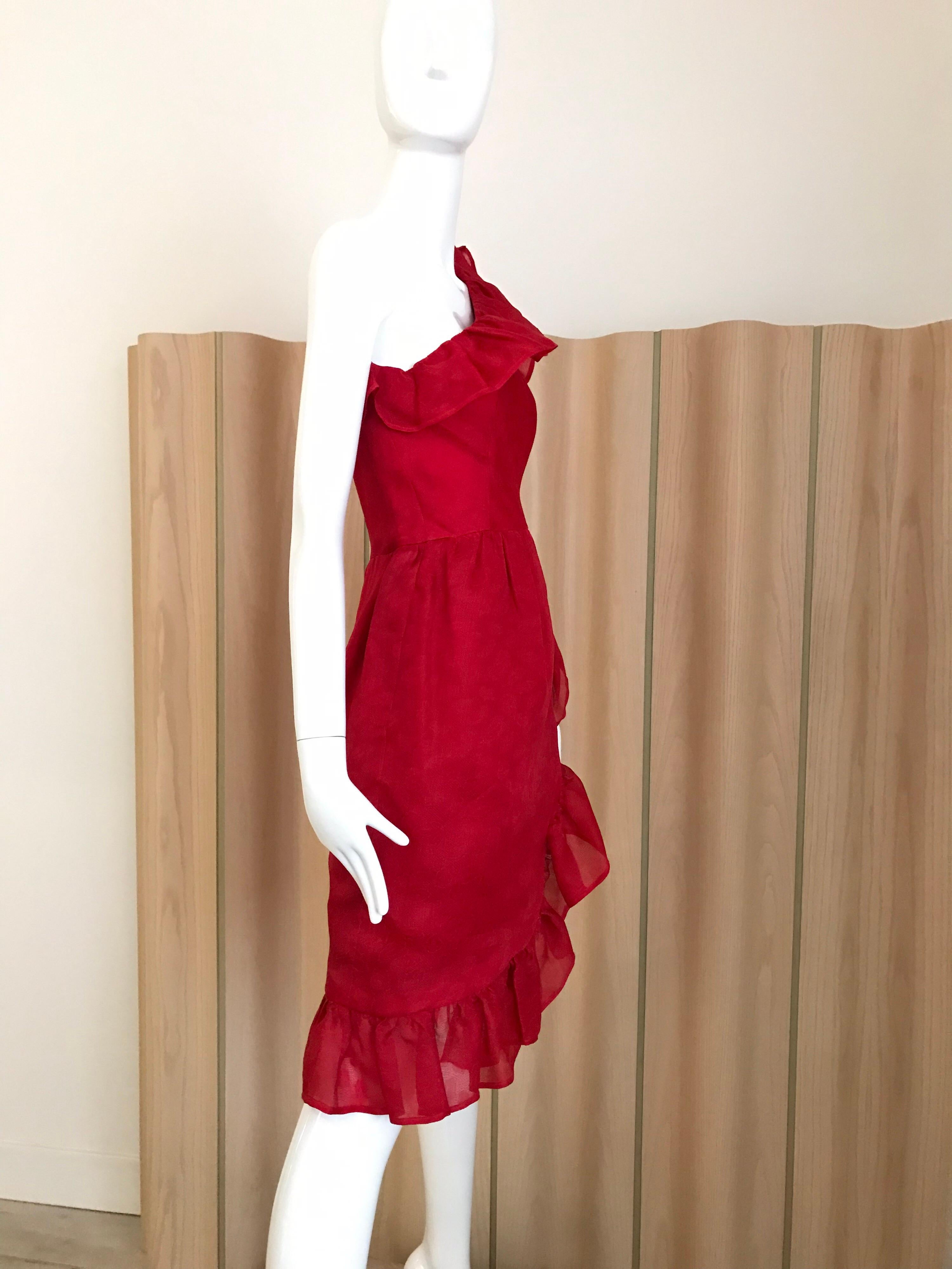 Vintage By  Rotes Givenchy-Cocktailkleid aus Seide mit einer Schulter und Rüschen Damen im Angebot