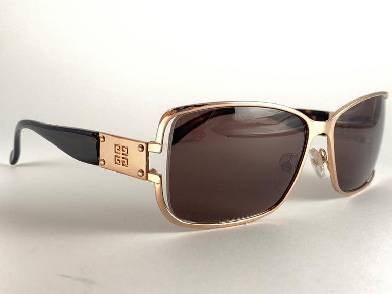 Givenchy Tortoise Shell Sunglasses with Gold Detail Givenchy Tortoise Shell Acetate Frame Sunglasses -GV40105U  main image 4