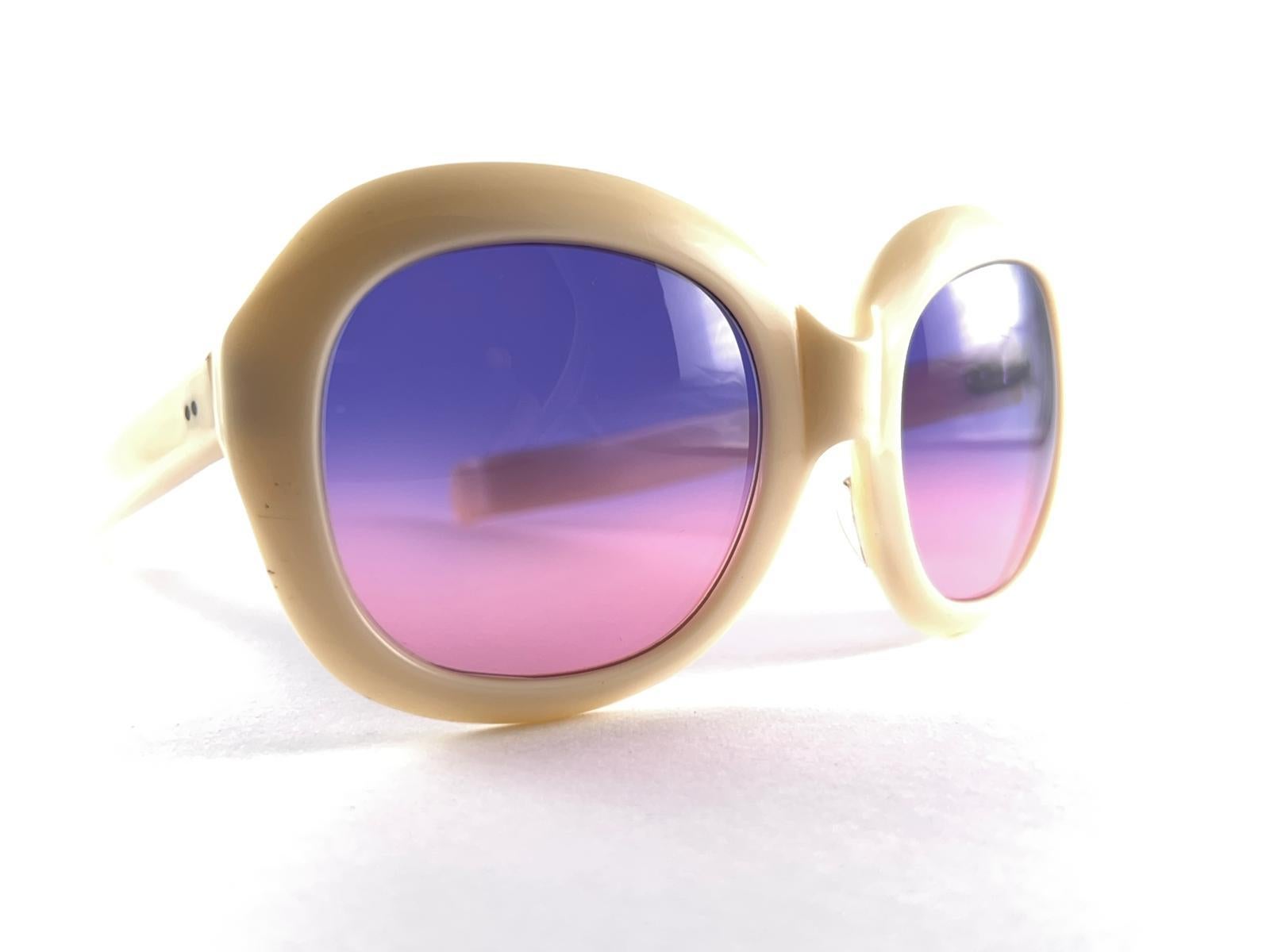Vintage Givenchy Paris Übergröße Elfenbein Rahmen 1970'S  Sonnenbrille für Damen oder Herren im Angebot