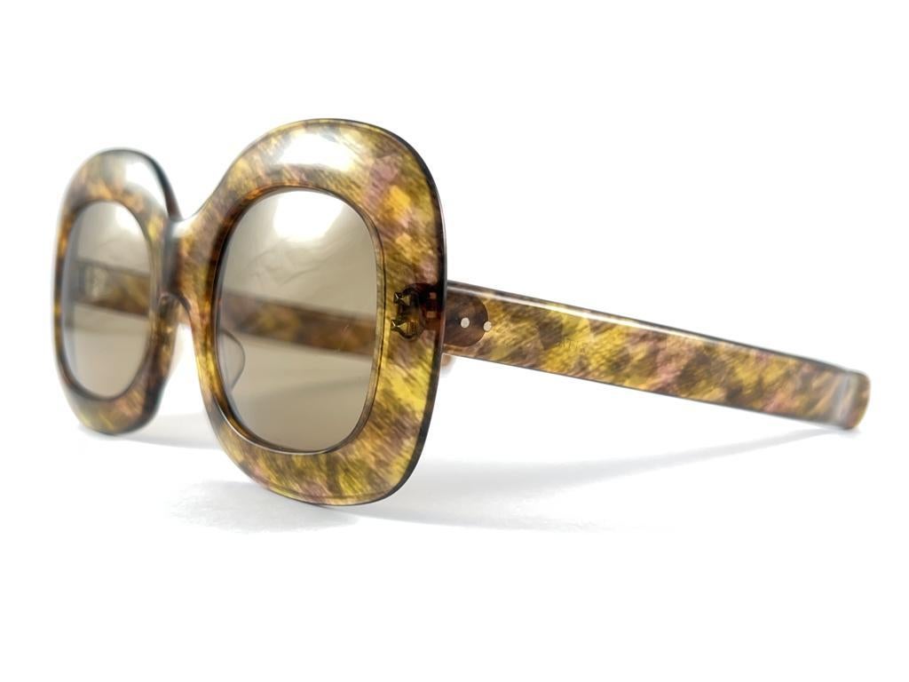 
Vintage Givenchy Oversized Marbled Frame. Spotless Medium Green Lenses
Produced And Design In 1970'S
This Item May Show Minor Sign Of Wear Due To Storage


Made in France



Front                                                                15