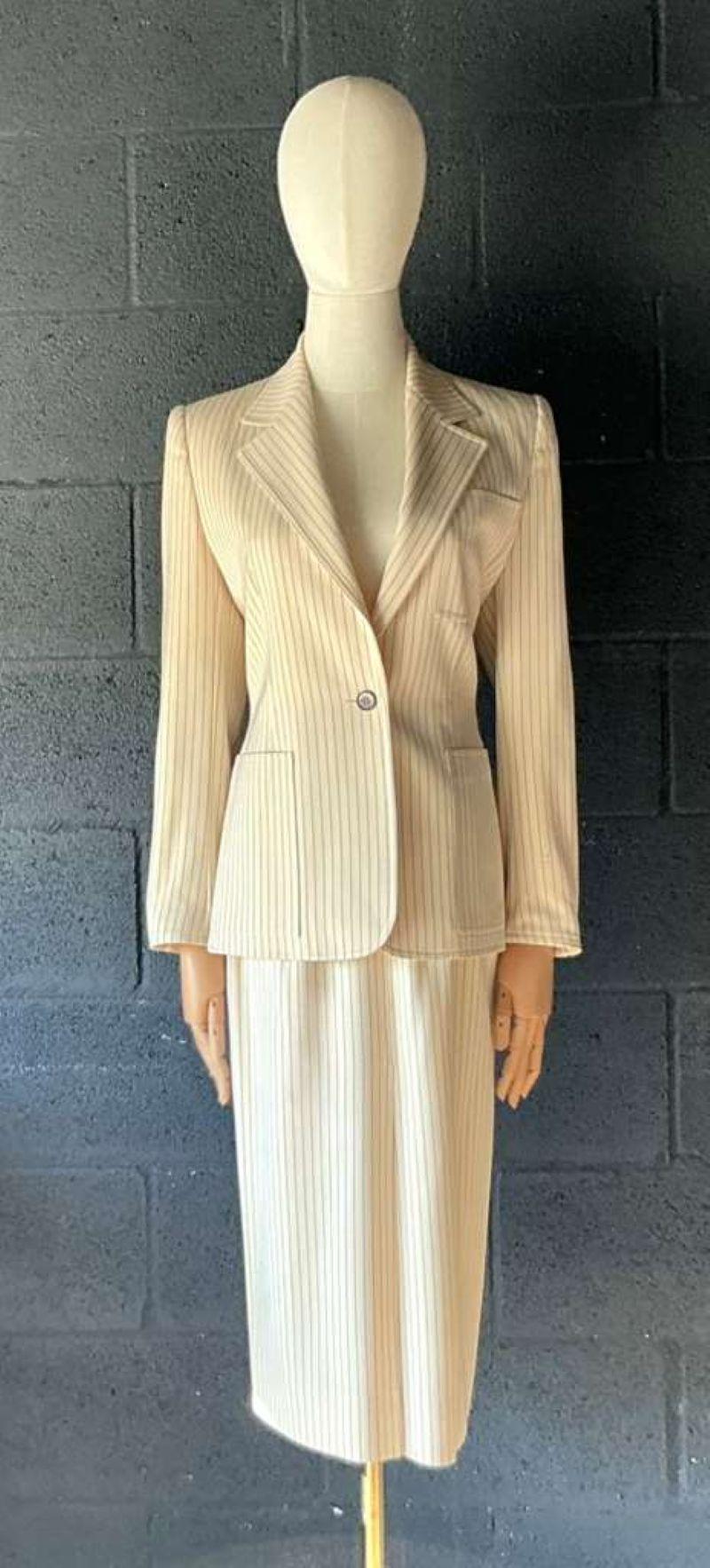 El Conjunto de blazer a rayas Givenchy Vintage es un clásico atemporal que representa el alto nivel de artesanía y estilo por el que Givenchy es conocido. Su estampado a rayas ofrece una estética sofisticada pero atrevida, mientras que el corte