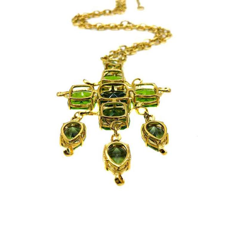 Givenchy Laufsteg-Halskette aus lebhaftem grünem Kristall in Gold und Fancy Cut im Angebot 1