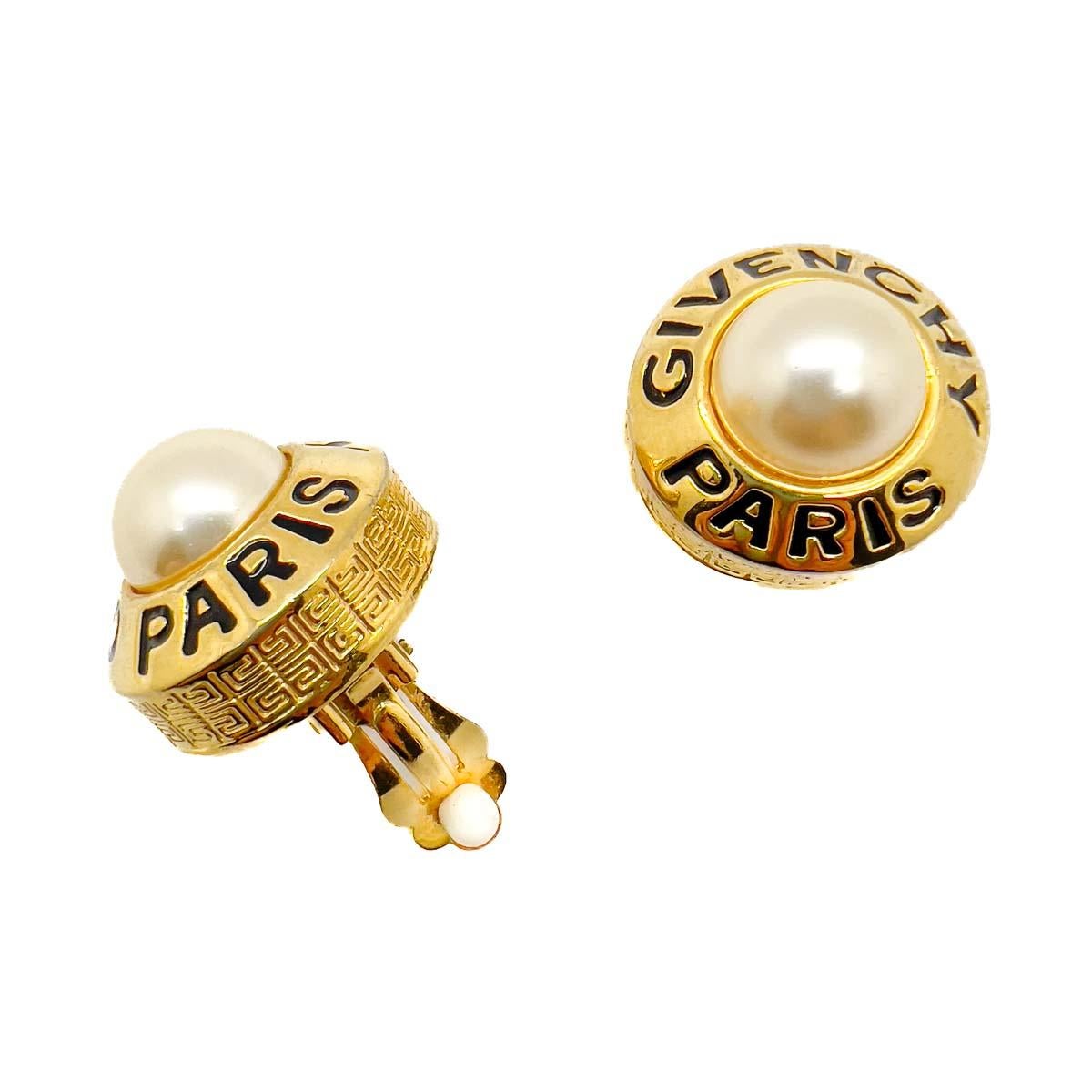 Une fabuleuse paire de boucles d'oreilles vintage Givenchy avec logo en perle. Un double classique de la couture, les perles et le logo s'affichent avec audace dans la conception de ces boucles d'oreilles à la fois cool et élégantes de la Maison. Un
