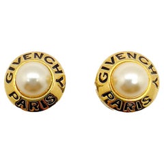 Givenchy, boucles d'oreilles fantaisie avec logo en perles, années 1980