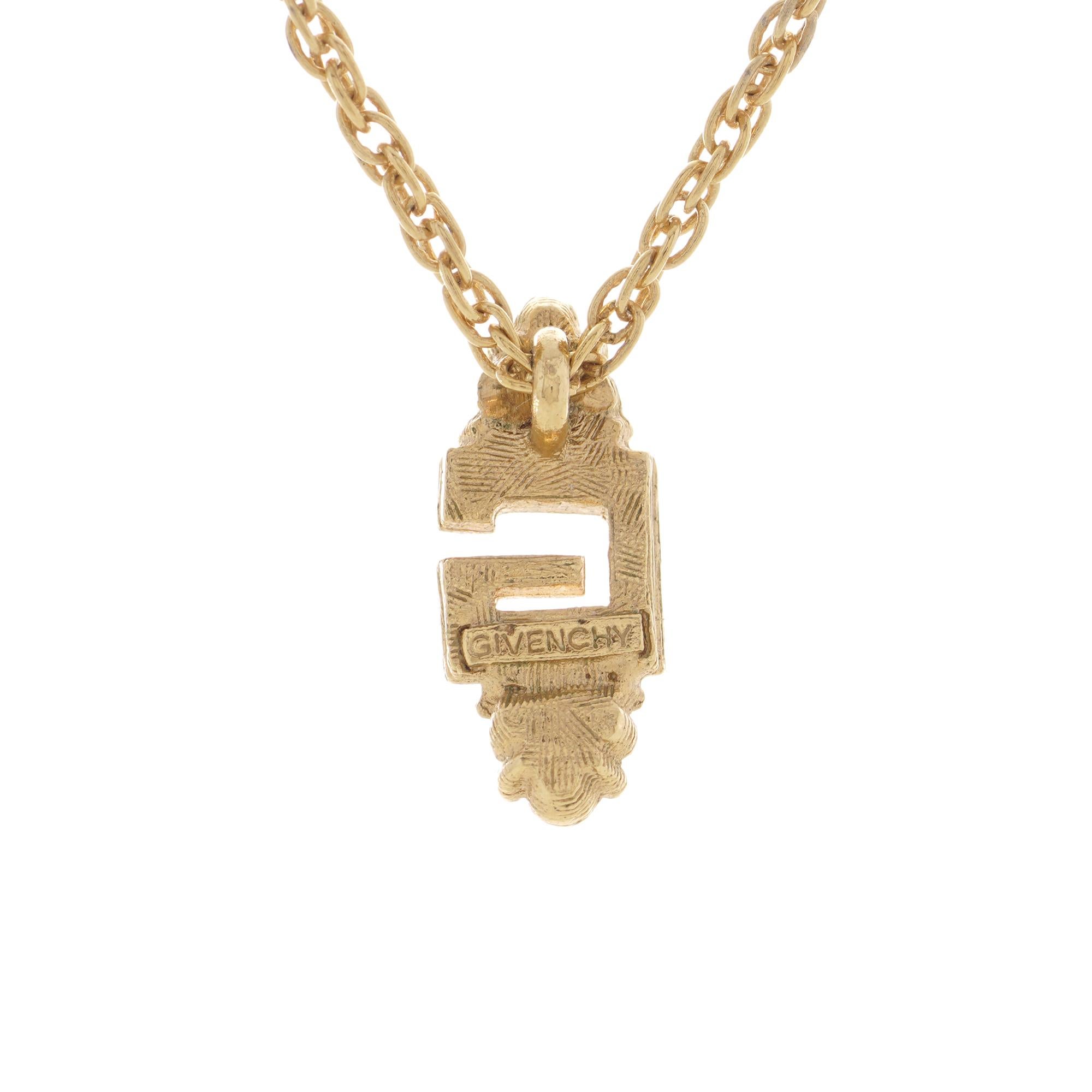 Vintage By Givenchy, collier à chaîne épaisse avec pendentif en forme de lettre G. 
Fabriqué en Circa 1990 

Dimensions :
Poids : 3.4 grammes
Longueur : 40,2 cm

Condit : Occasion, très bon état dans l'ensemble. 
