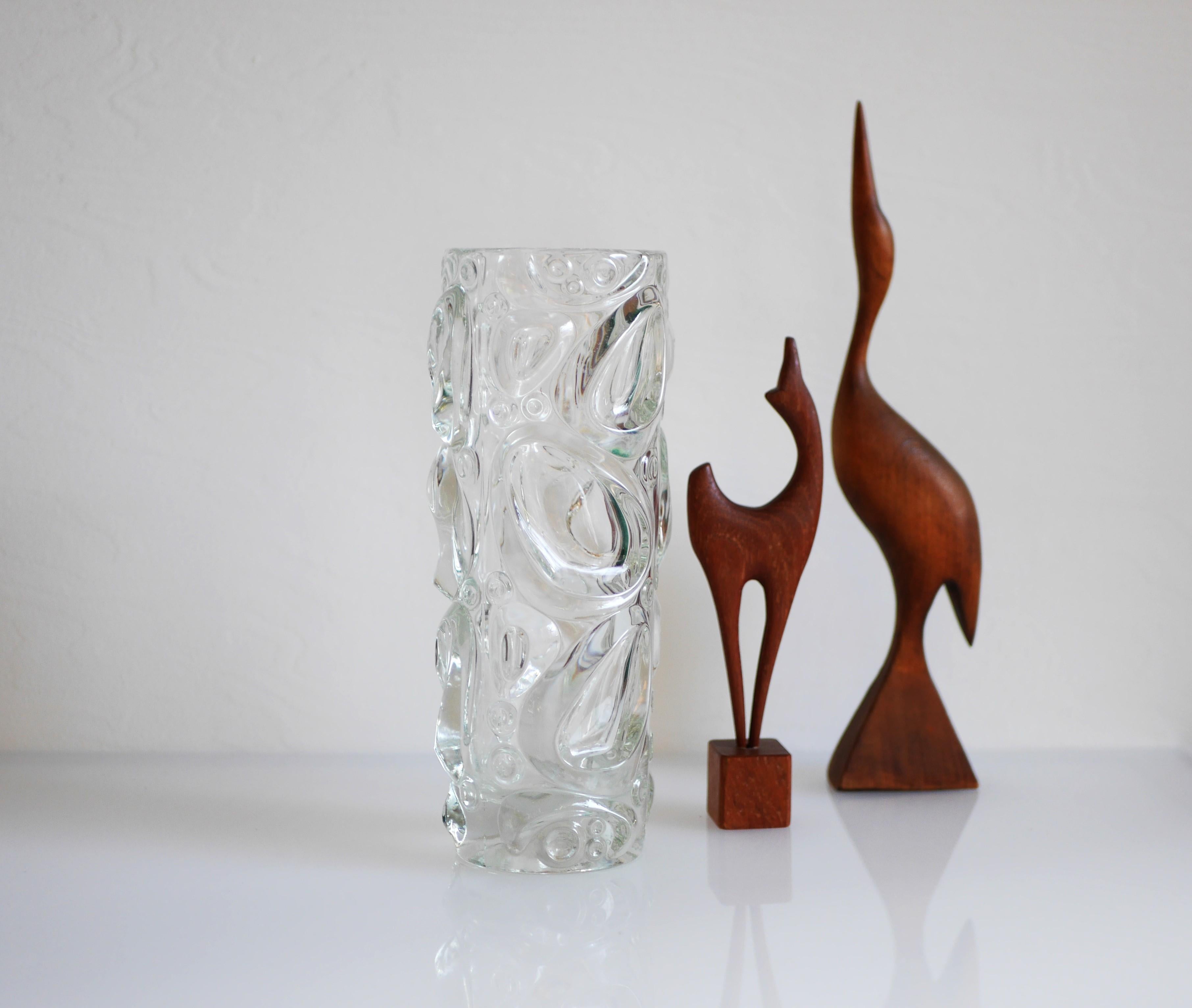 Vase en verre tchèque moderne du milieu du siècle conçu par Frantisek Peceny, Rosice travaille pour SkLO Union, 1972. Un vase en verre assez substantiel et rare, provenant de l'ancienne Tchécoslovaquie. Le design de ce vase est très organique dans