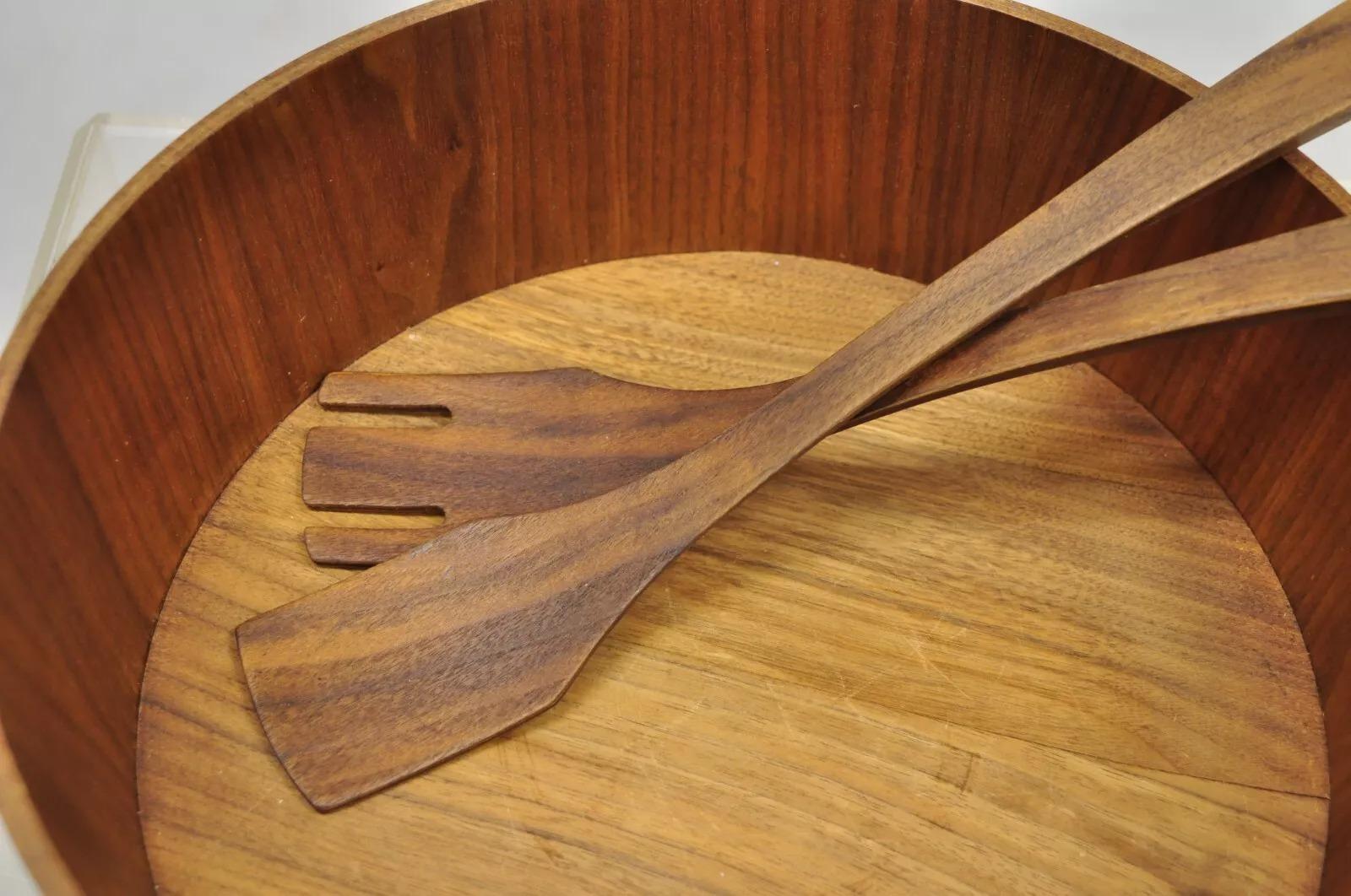 Juego Vintage Gladmark of Burbank CA Mid Century Danish Modern Staved Teak Salad Bowl con cuenco y utensilios. Mediados del siglo XX. Medidas: 4,25