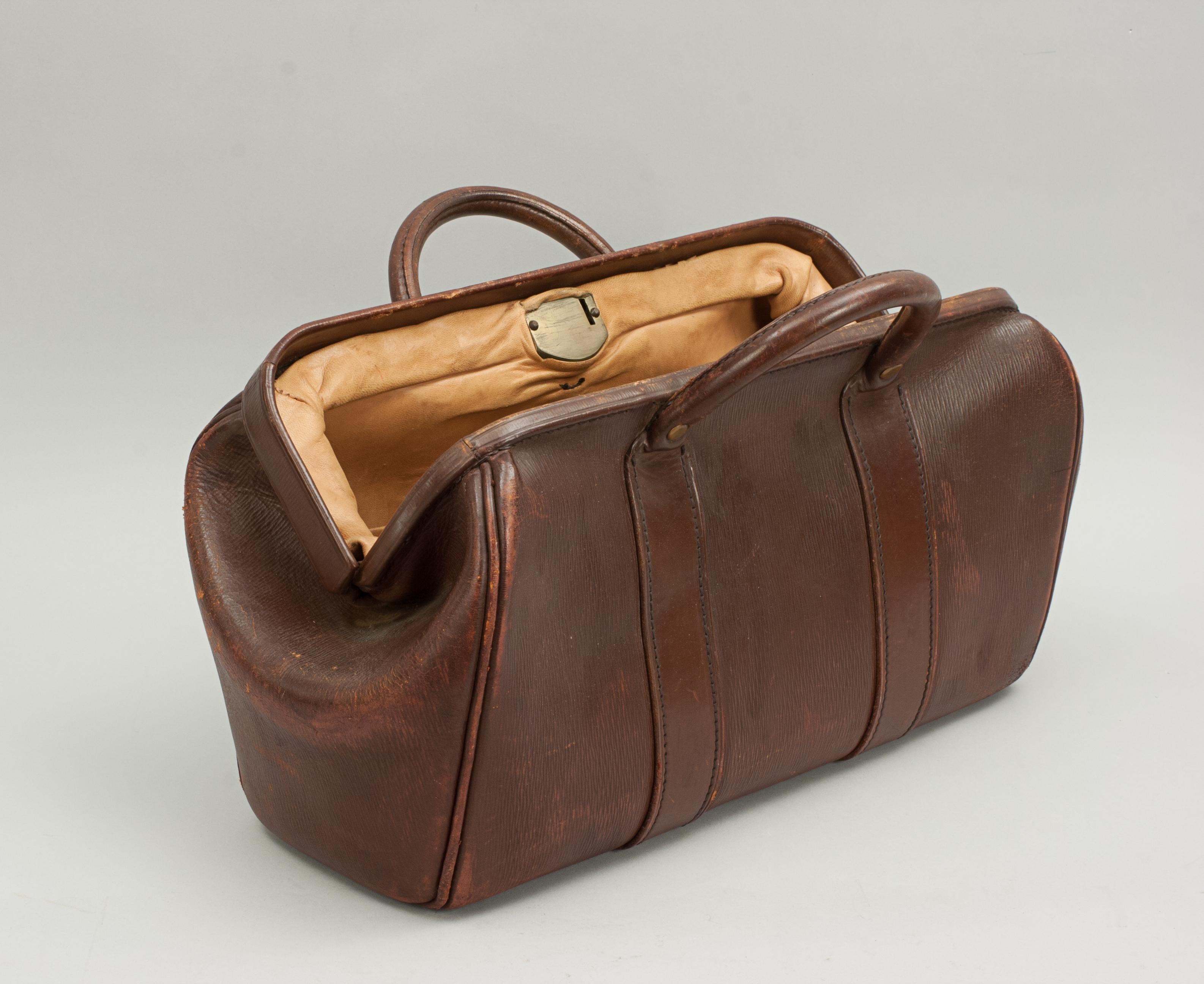 Vintage Gladstone Money Bag in Leather In Good Condition In Oxfordshire, GB