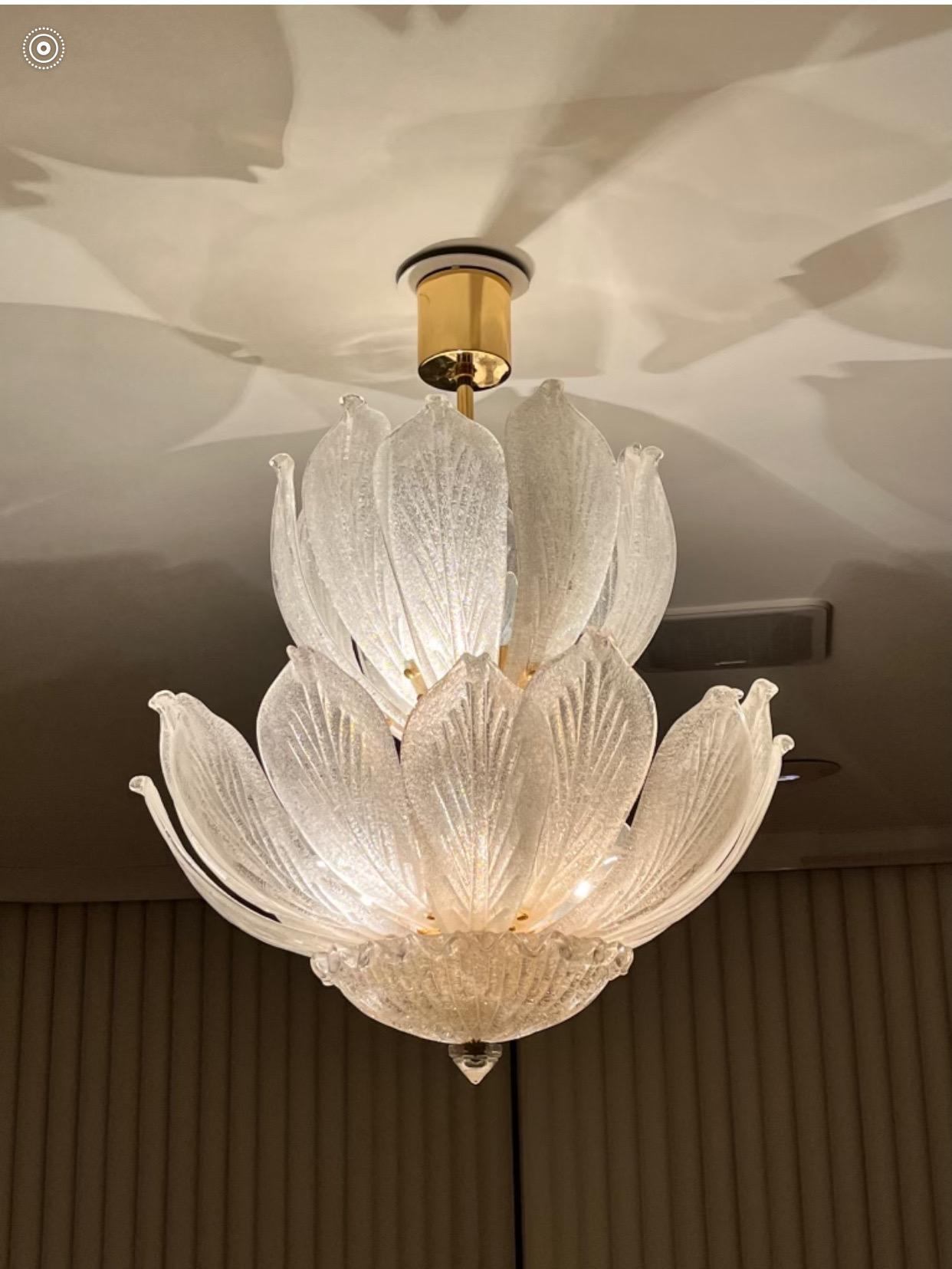 Art Déco Lampadario vintage glam in vetro di Murano Scarvo con petali floreali a doppio strato in ottone
