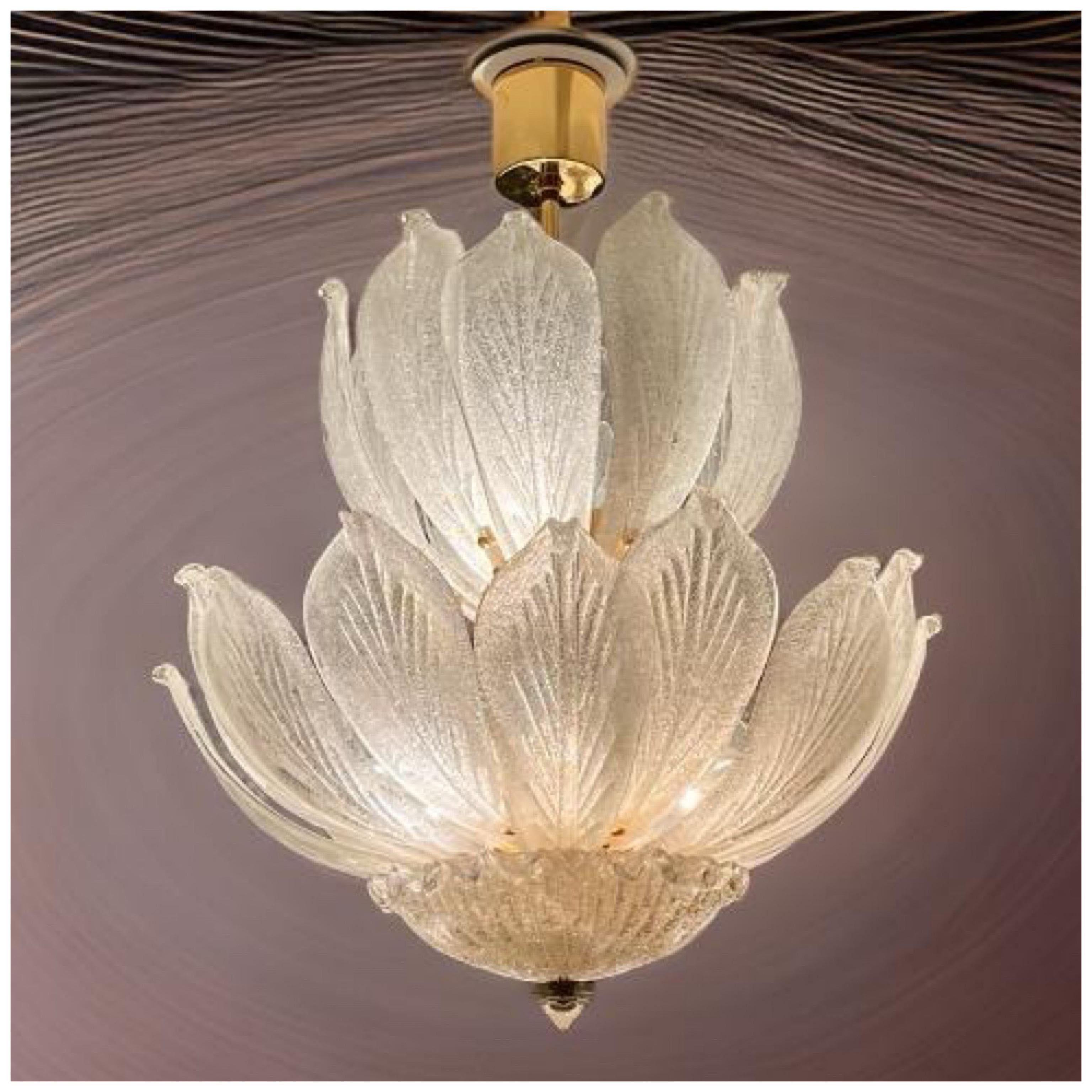 Italiano Lampadario vintage glam in vetro di Murano Scarvo con petali floreali a doppio strato in ottone