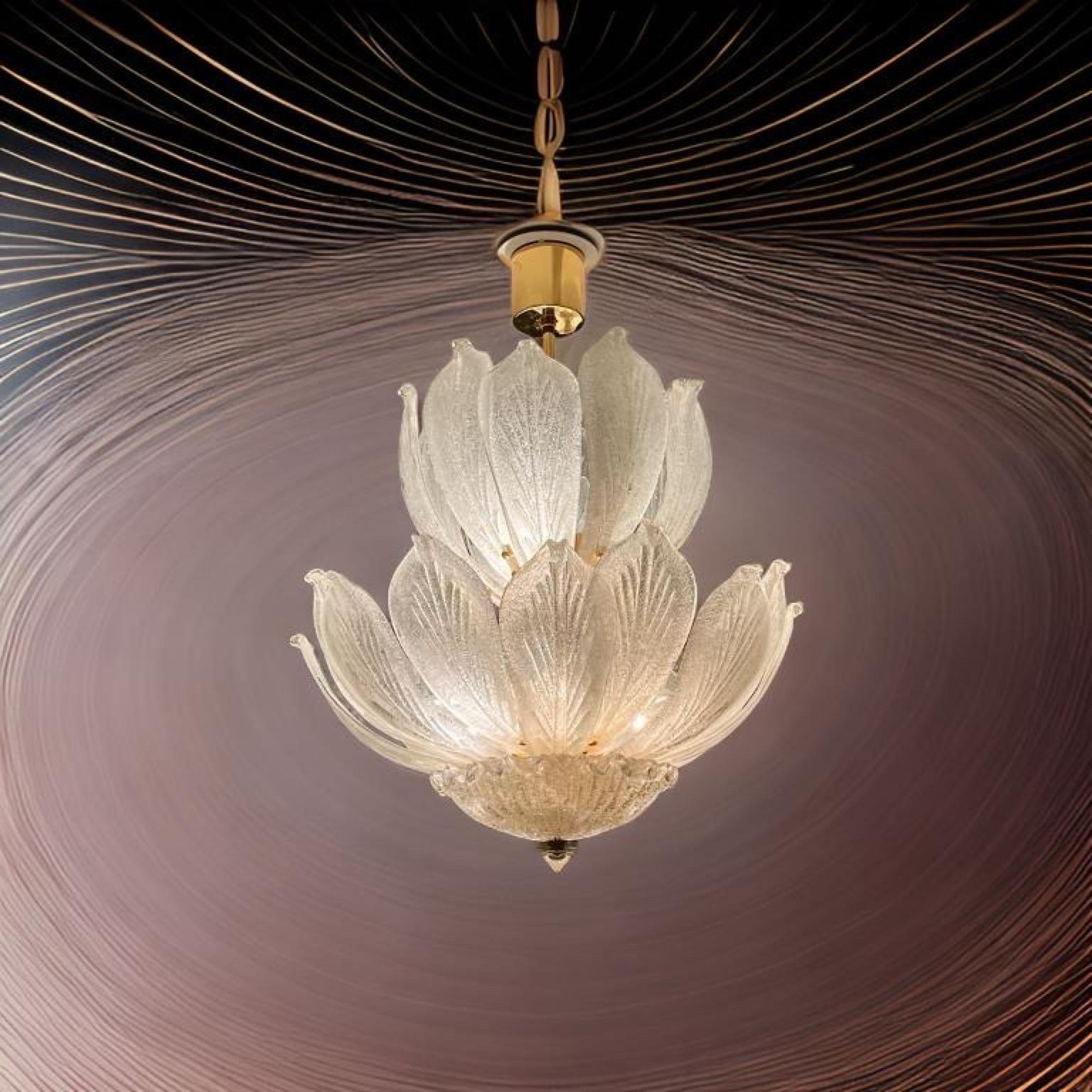 Lampadario vintage glam in vetro di Murano Scarvo con petali floreali a doppio strato in ottone In condizioni buone a Palm Springs, CA