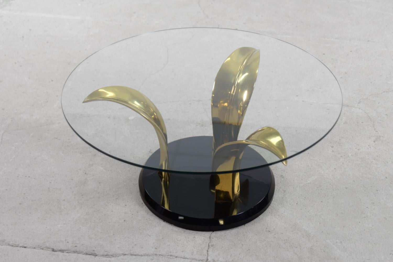 Vintage Glamour Hollywood Regency Glass & Brass Palm Leaf Cocktail Coffee Table In Good Condition For Sale In Warszawa, Mazowieckie
