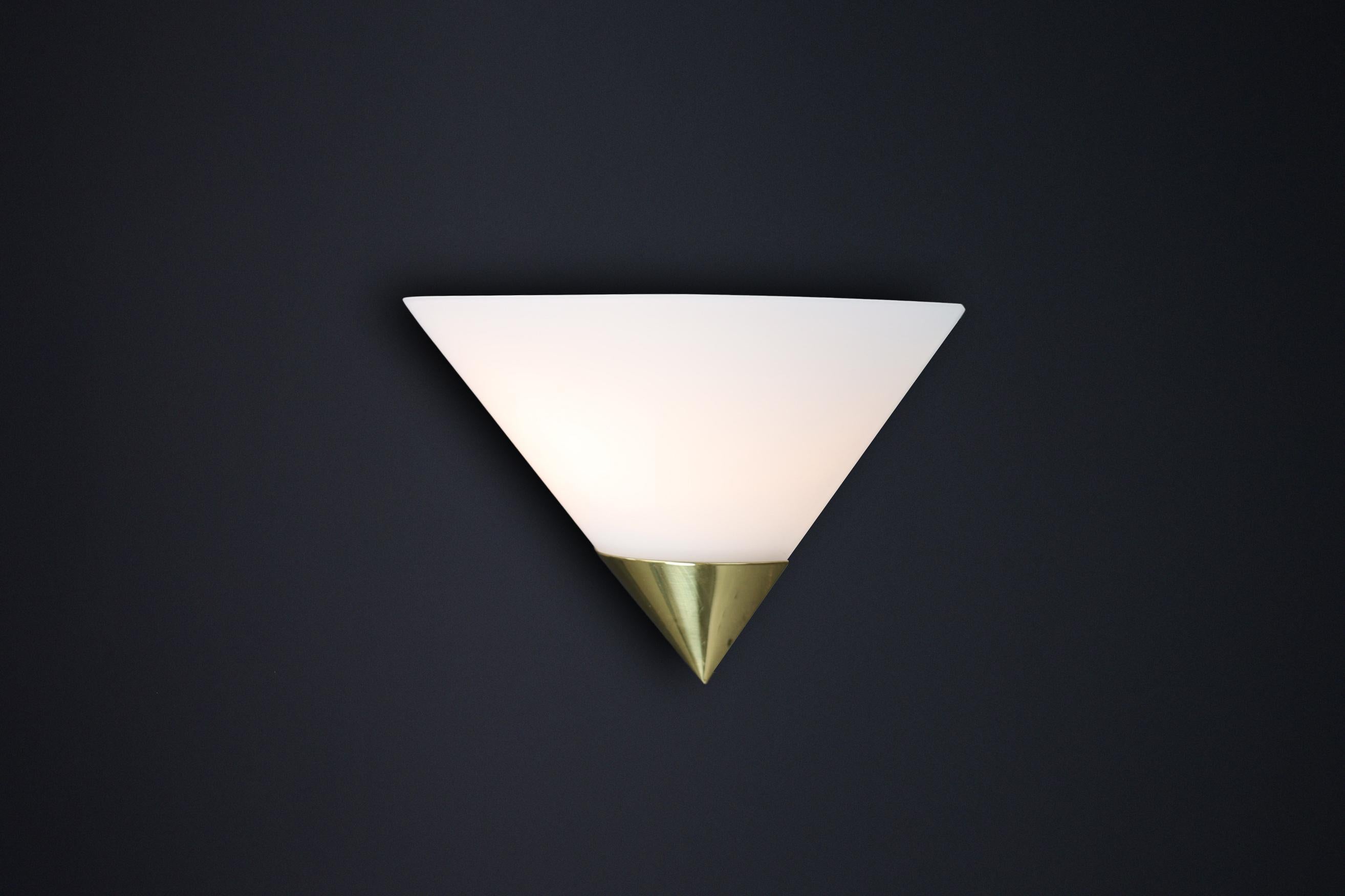 Apliques vintage Glashütte Limburg, latón y cristal opalino, años 80 en venta 3